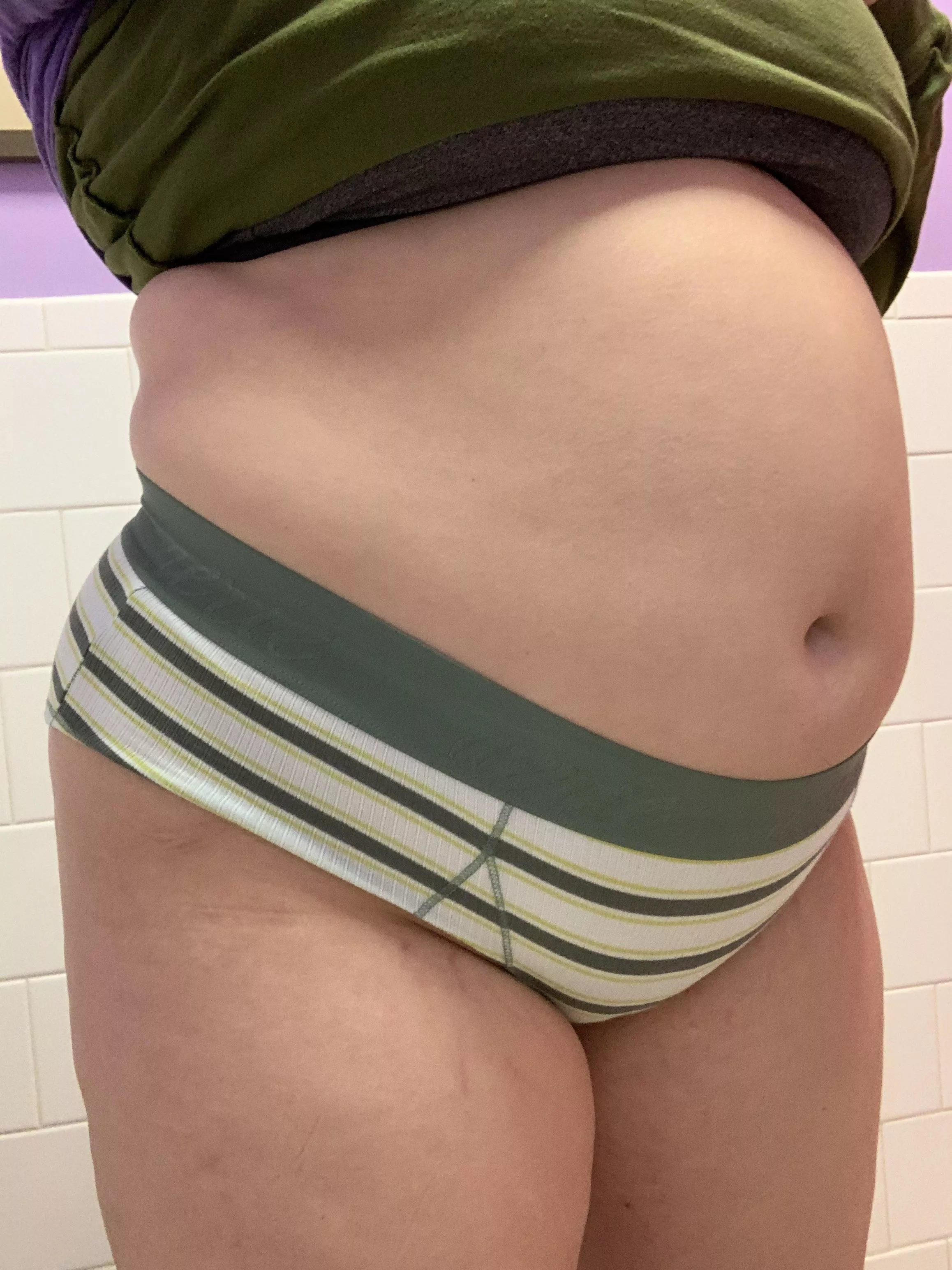 happy st patrick’s day!!!! come give my belly a kiss… it’s irish ;)💚🍀