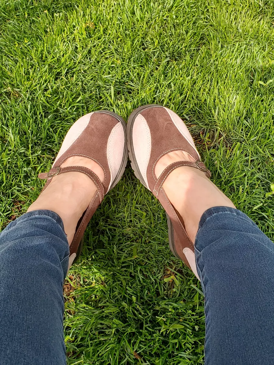 Heels in the grass 🌿