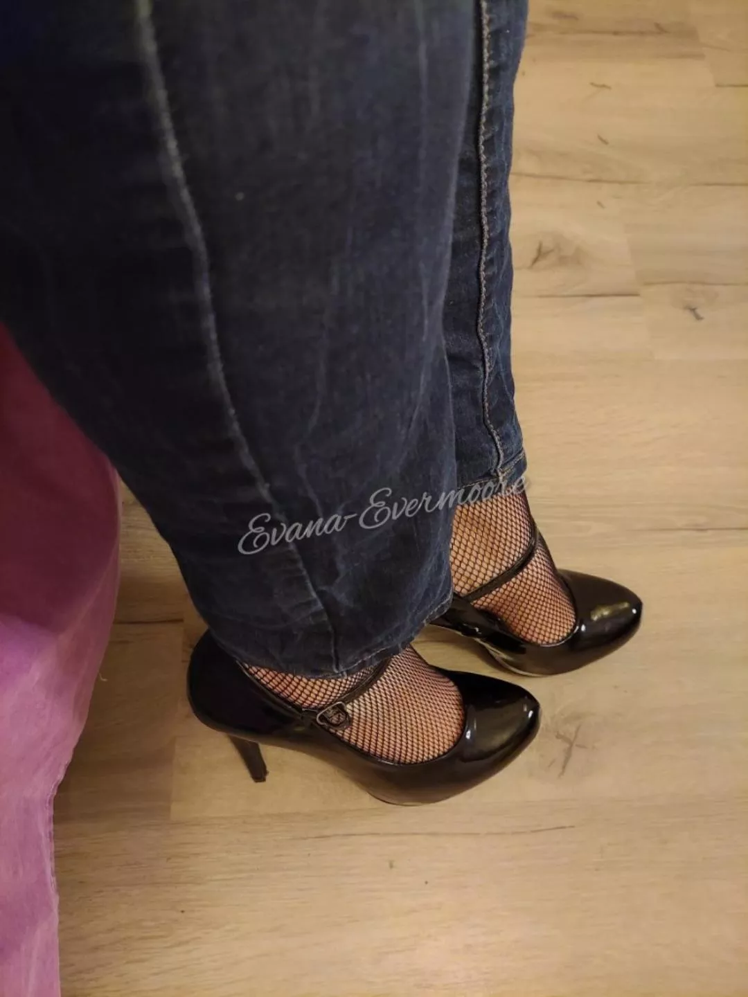 Heels, jeans and fishnets. An awesome combination!