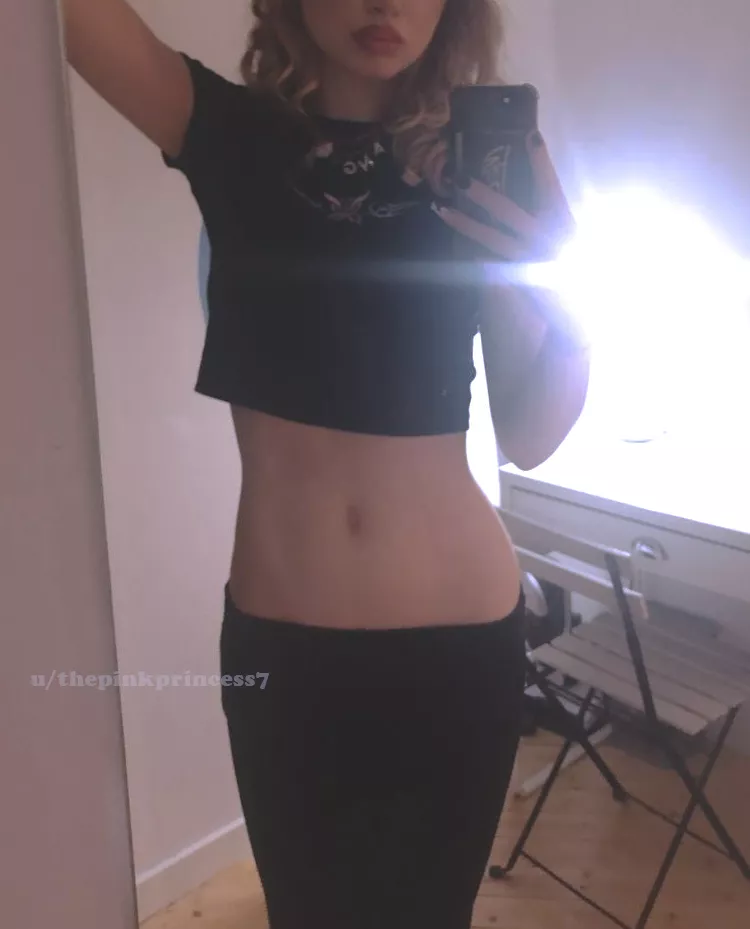 hello cuties, havent posted here for a while but im back with my lovely belly button