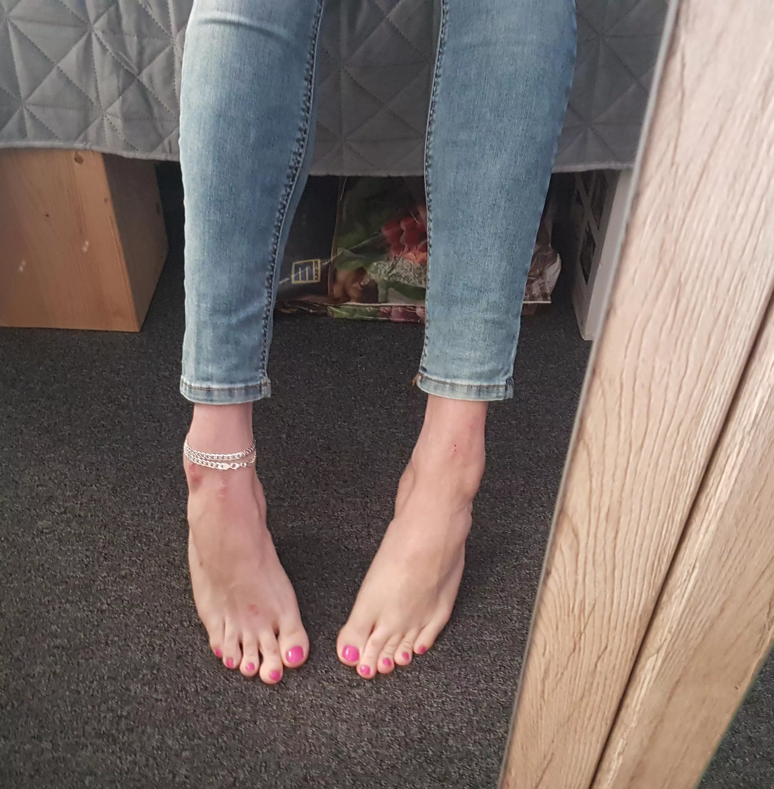 Heyyy, I'm new here 😁 kinda insecure about my feet, but give me your honest opinion