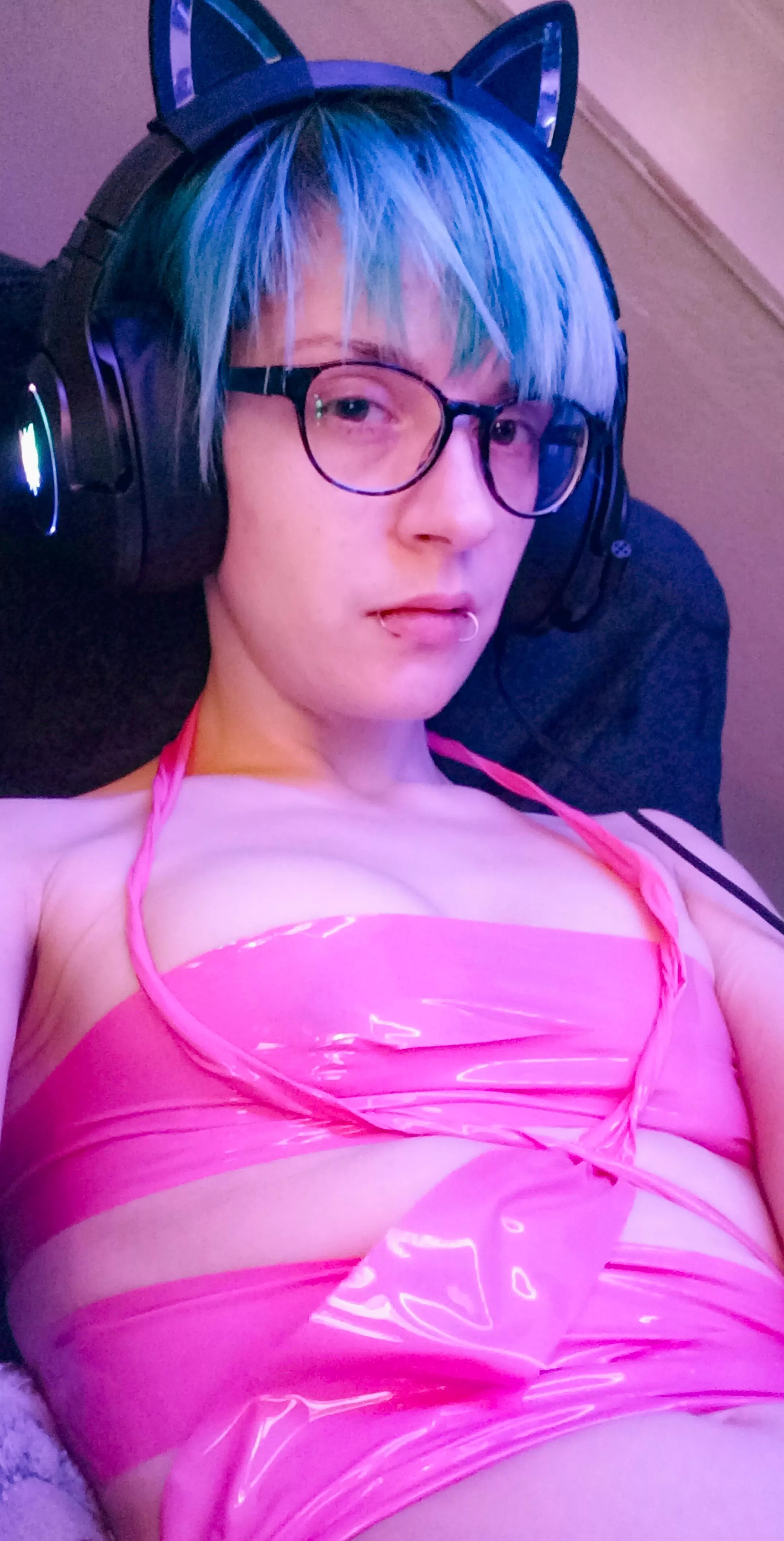 hi :) first time posting here, nerdy gurl with tape fetish, hope ist's not too mild :)