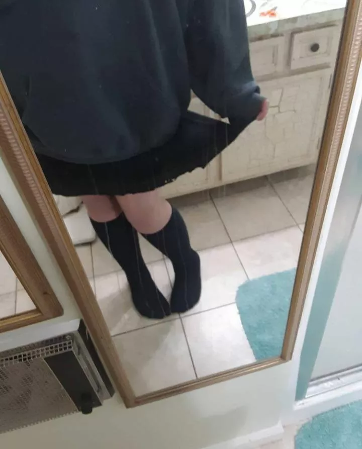 Hi please donâ€™t make fun of me Iâ€™ve still very new to Reddit and hope to make some friends,hereâ€™s me in a skirt :3