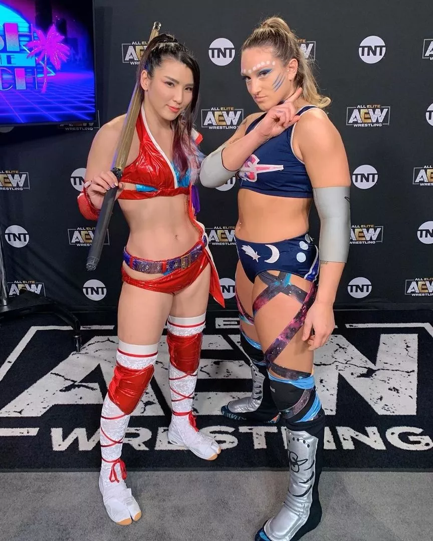 Hikaru Shida (left) Kris Statlander (right)