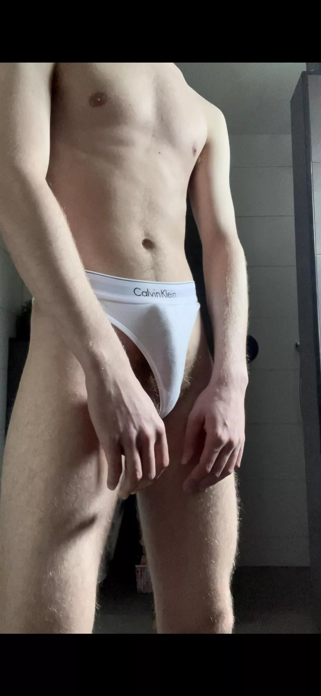 Hope somebody want’s to unwrap my 19 yo body😋