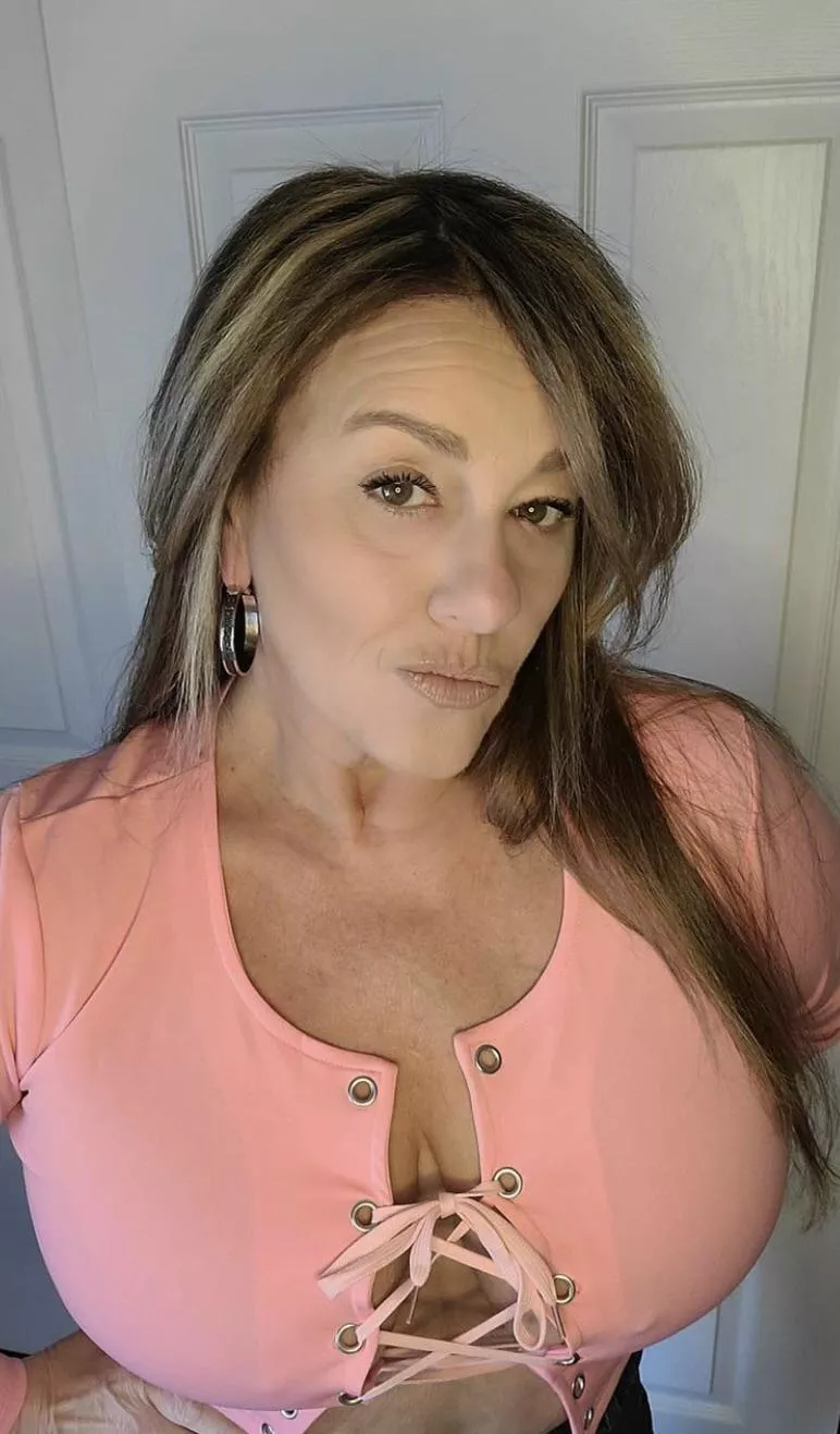 Hot busty cougar ðŸ¤¤