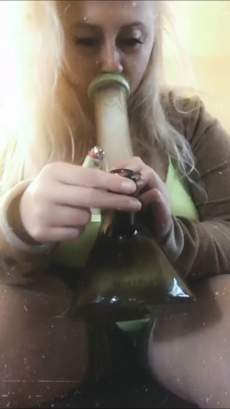 hot girl that take big bong rips ðŸ¤©