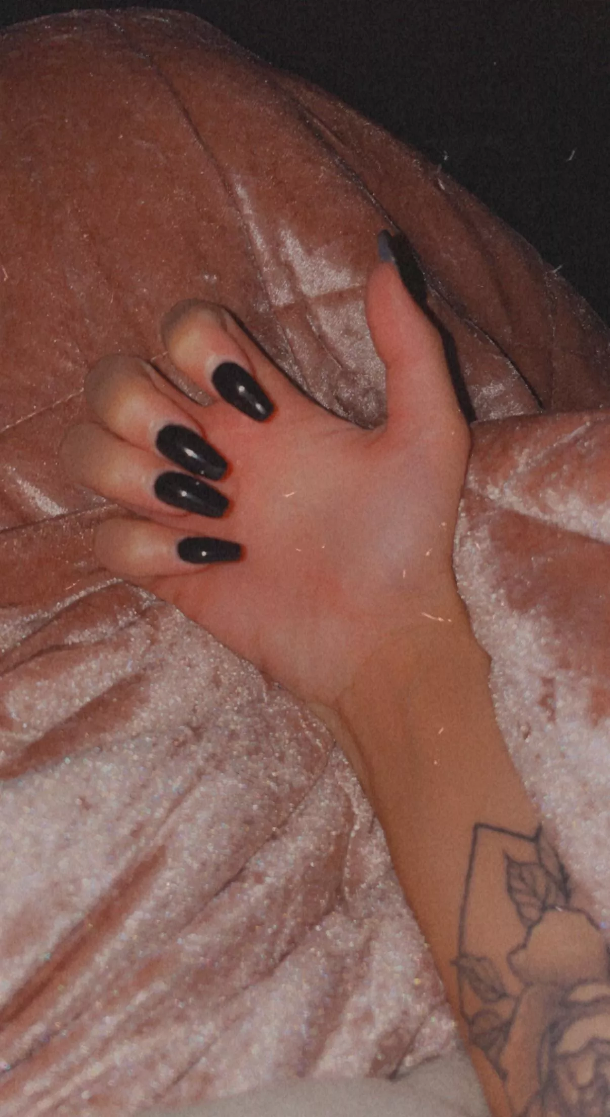 How do we feel about black nails :)