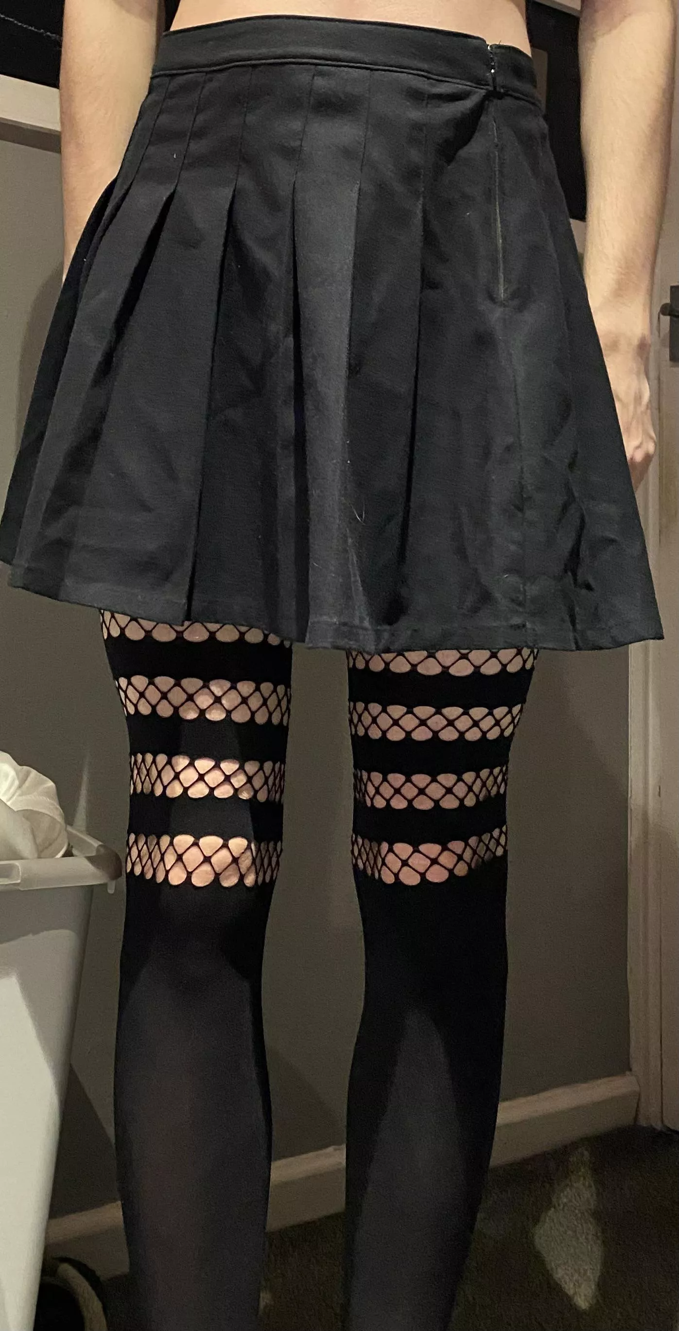 How do you like my new tights? (Ignore the really creased skirt I have no way to wash it in the summer hh)