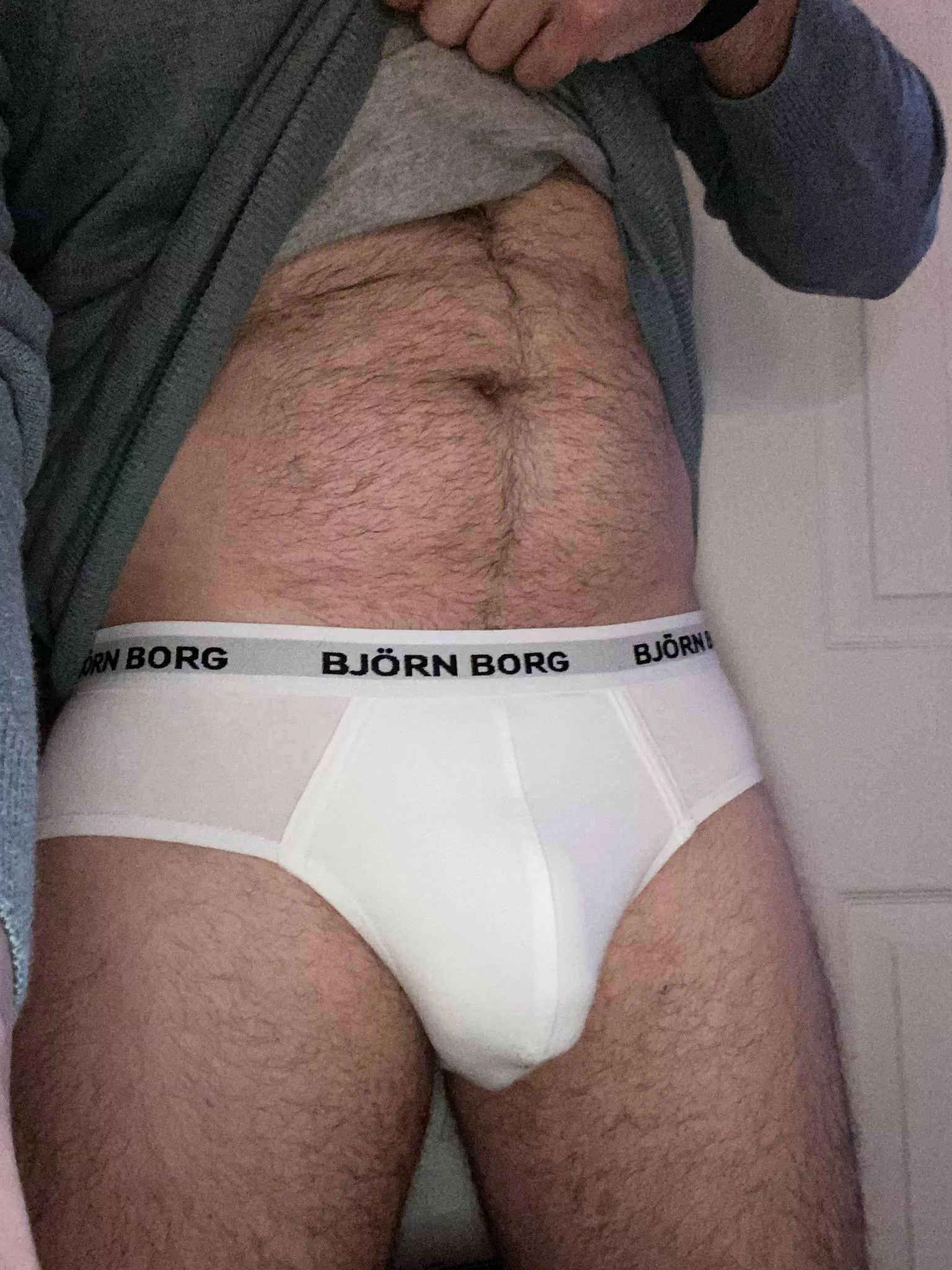 How’s my bulge in those? 31 montreal Canada here ✌🏼