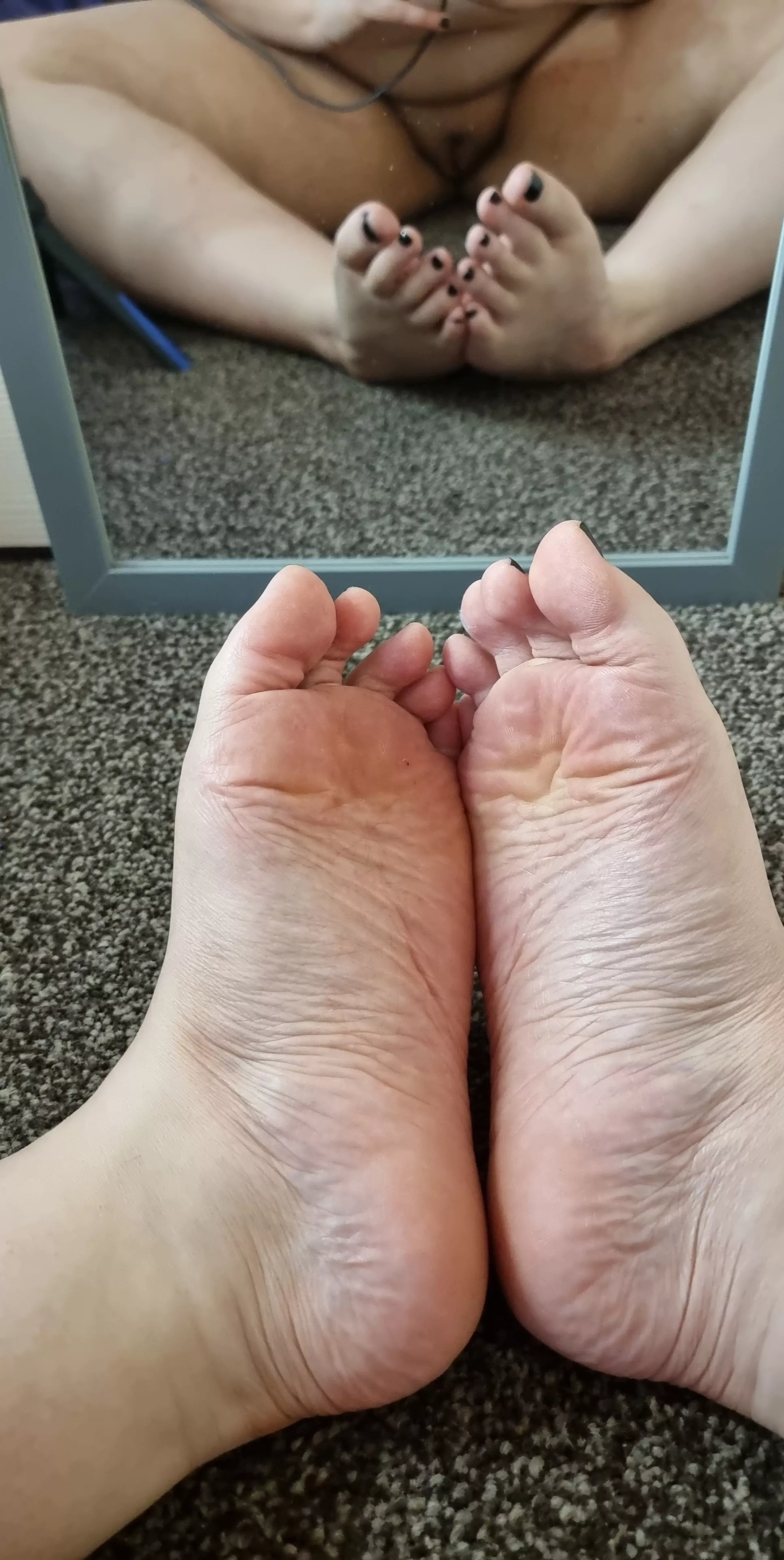 I appear to be missing a cock between my feet 🥺