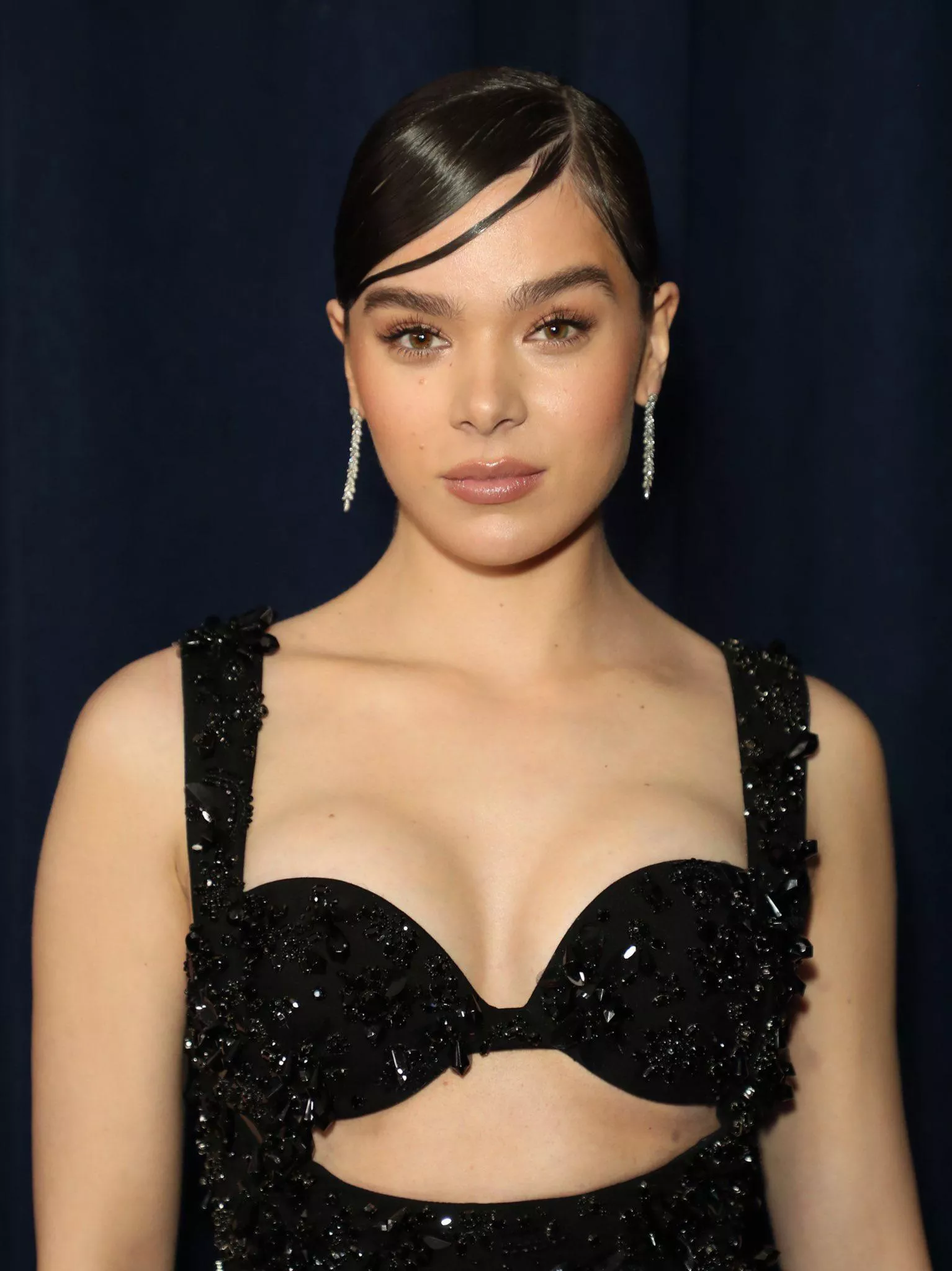 I desperately need to cum to Hailee Steinfeld