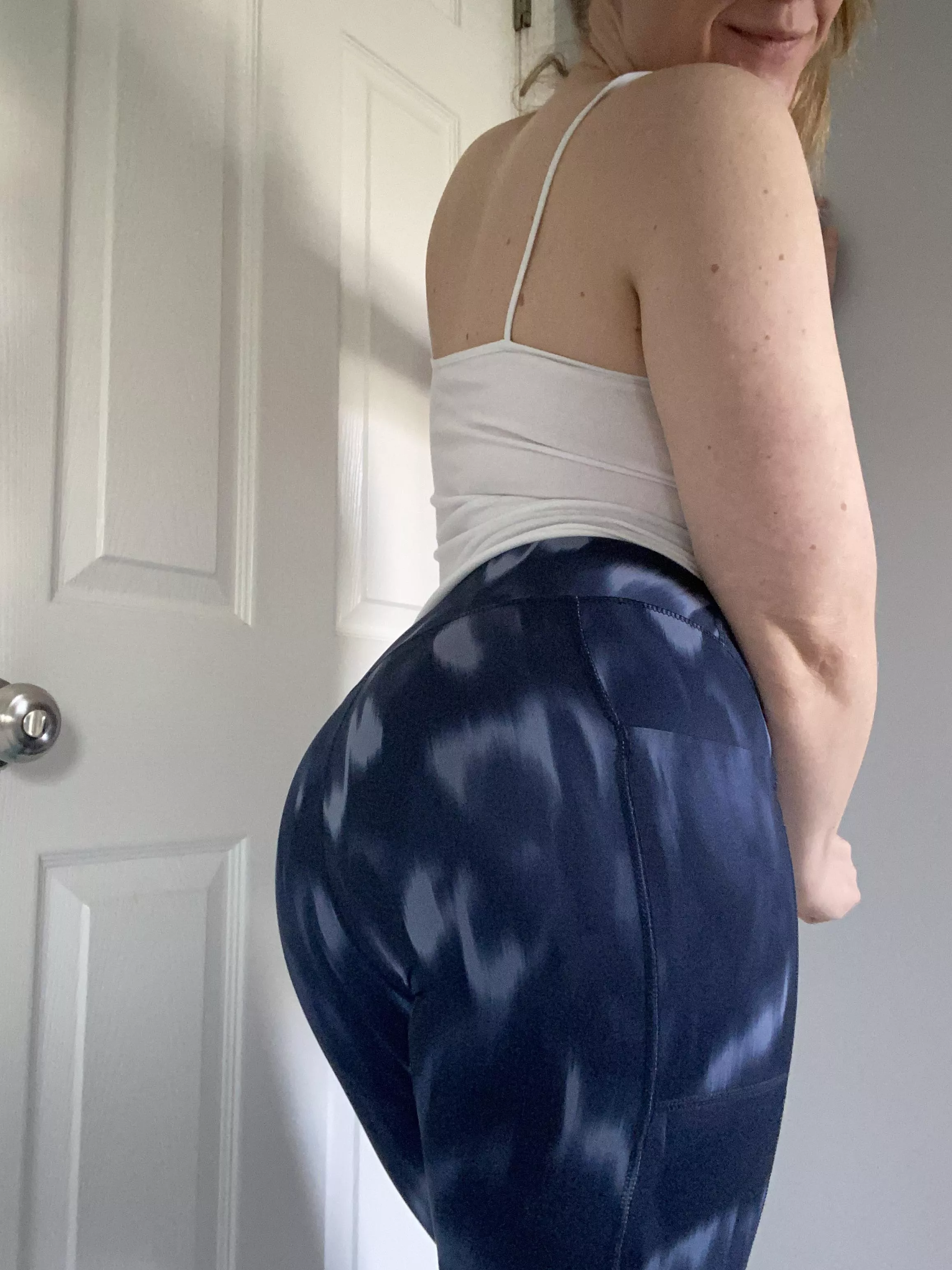 I [f]eel like these yoga pants are perfect to squat in 🍑