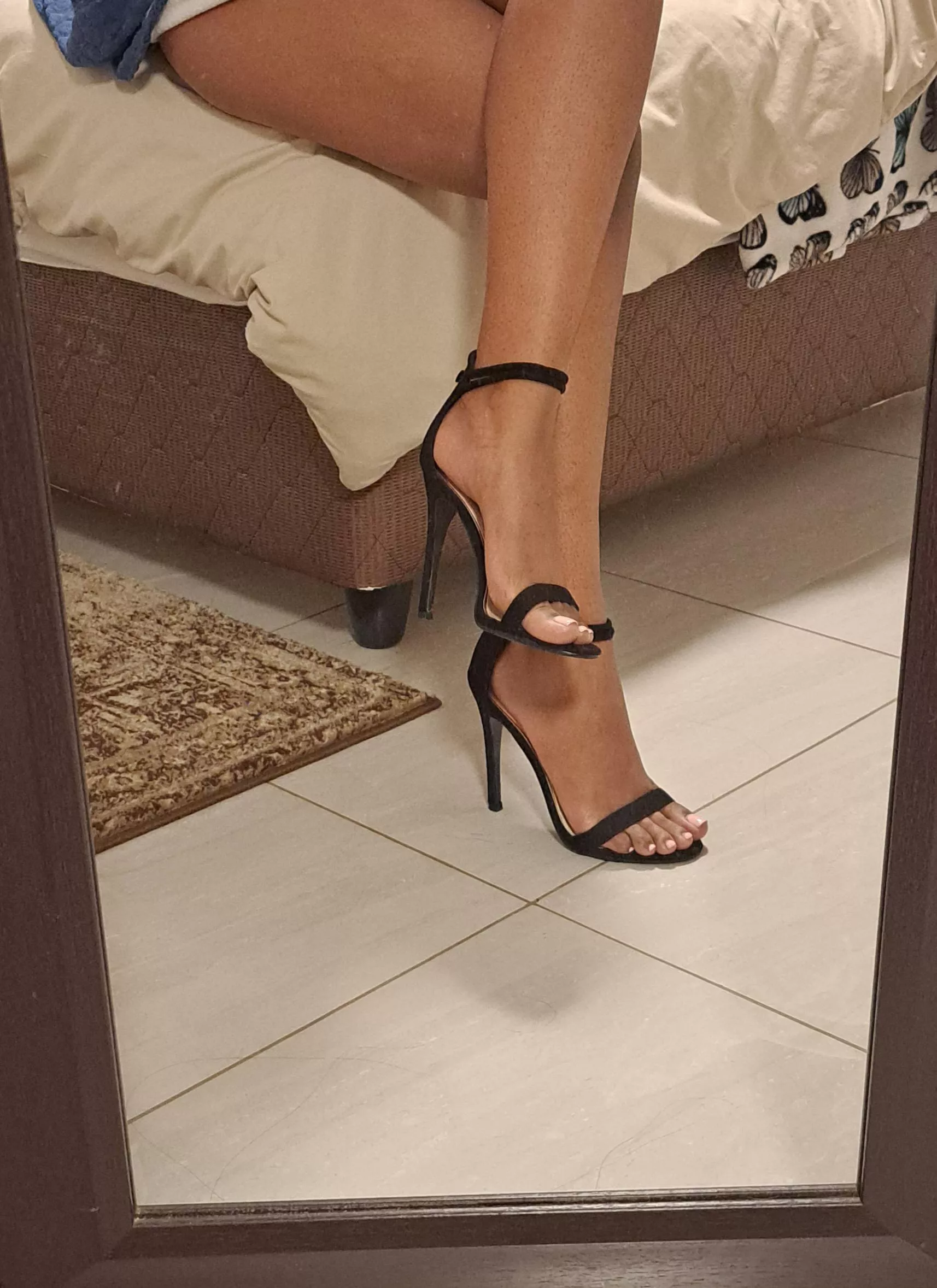 I feel very sexy wearing my fuck me heels😍