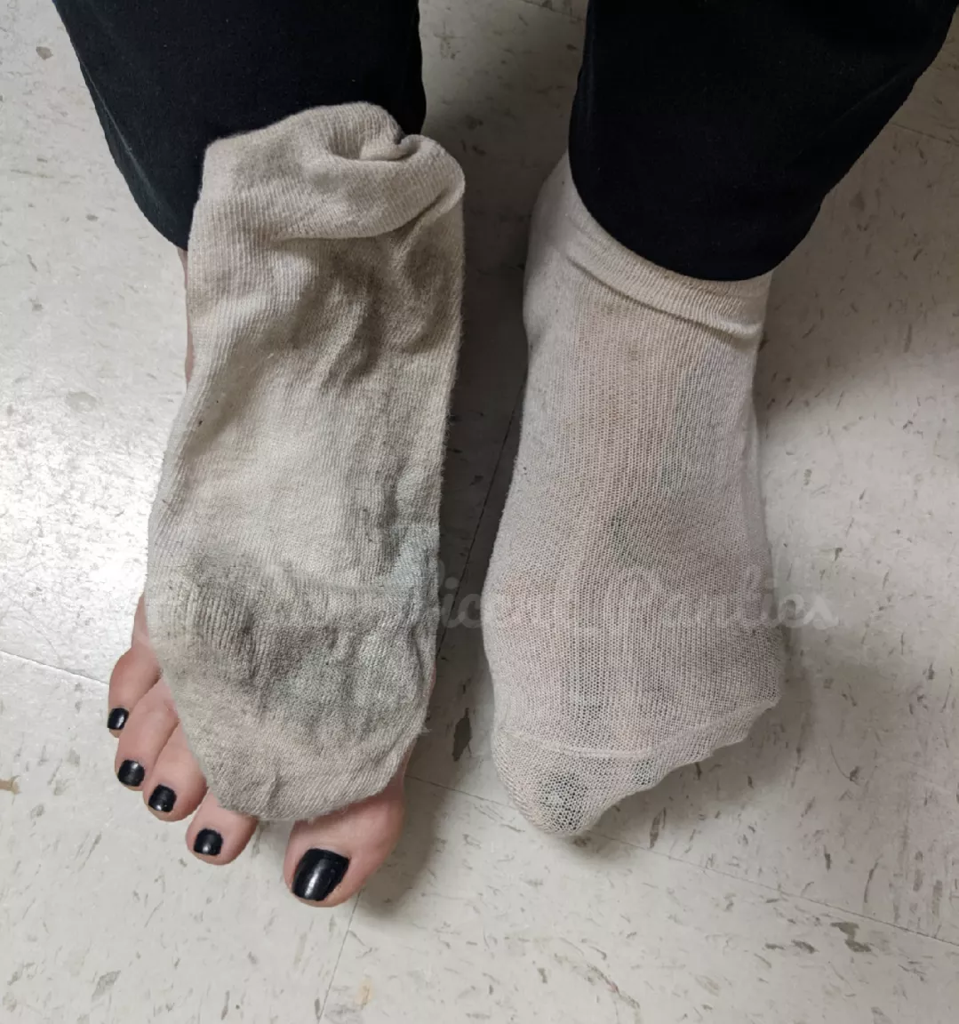 I know you dream about my feet. Why not smell my dirty socks? 6 days, 5 workout, vacuum sealing and US shipping included. [Selling] DM or KIK M3GNIFIC3NT