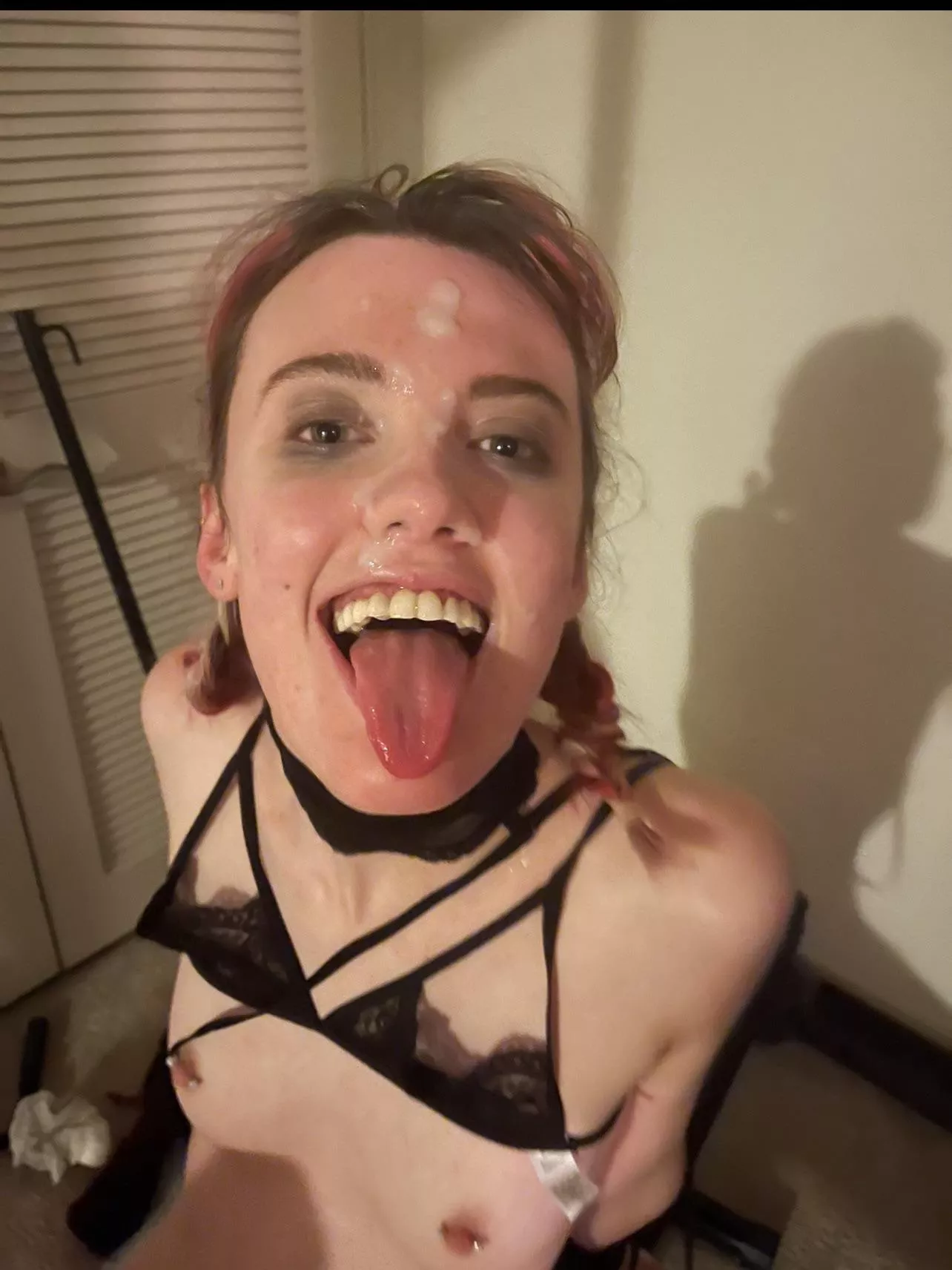 I like rough face fucking and facials from daddy ðŸ¥°