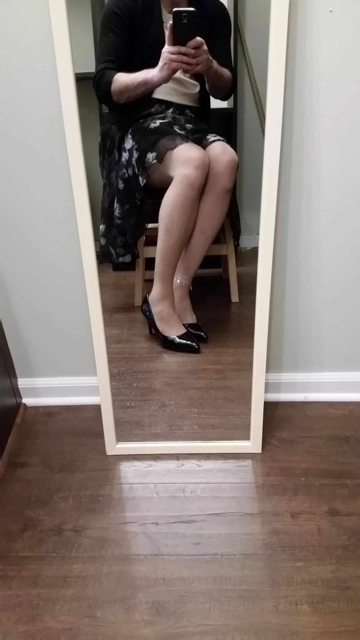 I love being the submissive women for a guy. I love to wear skirts and nylons.