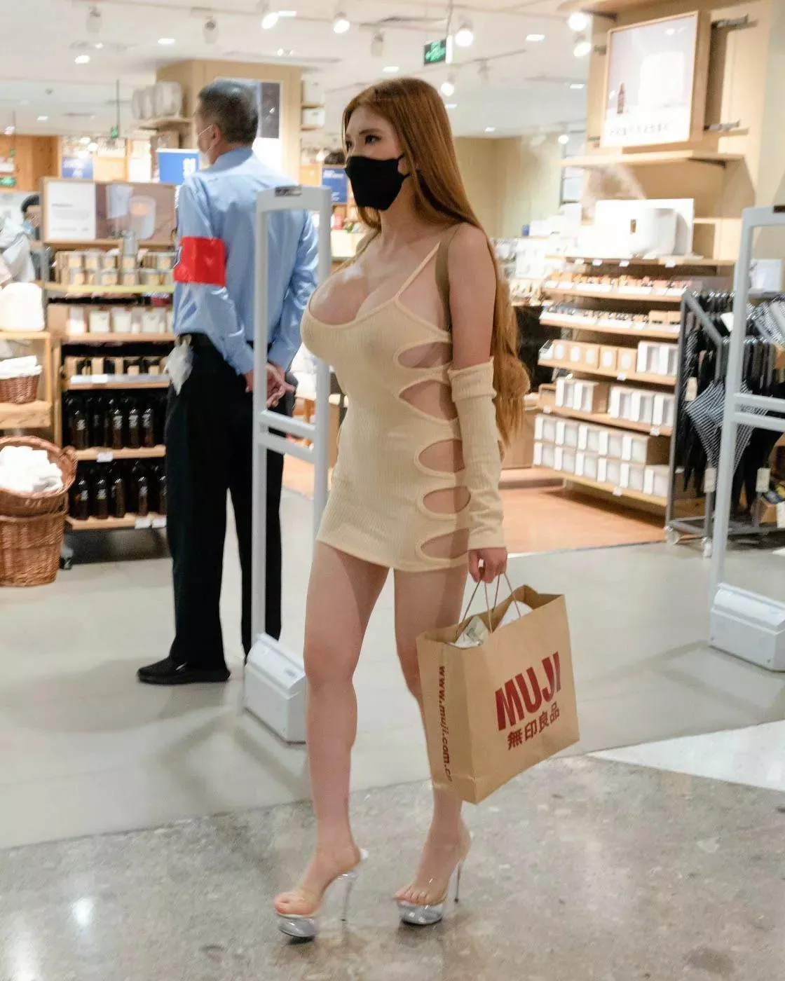 I love bimbos in casual outfits doing the grocery shopping! Perfect outfit for everydaylife activities!