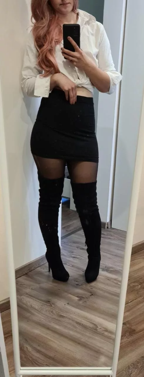 I love my overknee boots 🤩