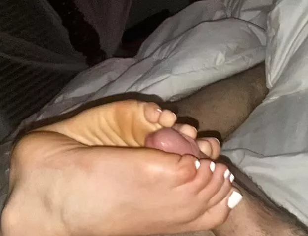 I love my white toes stroking his cock🦶💕