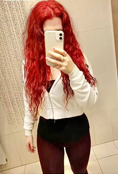 I love the way my red hair match up with the colour of my leggings