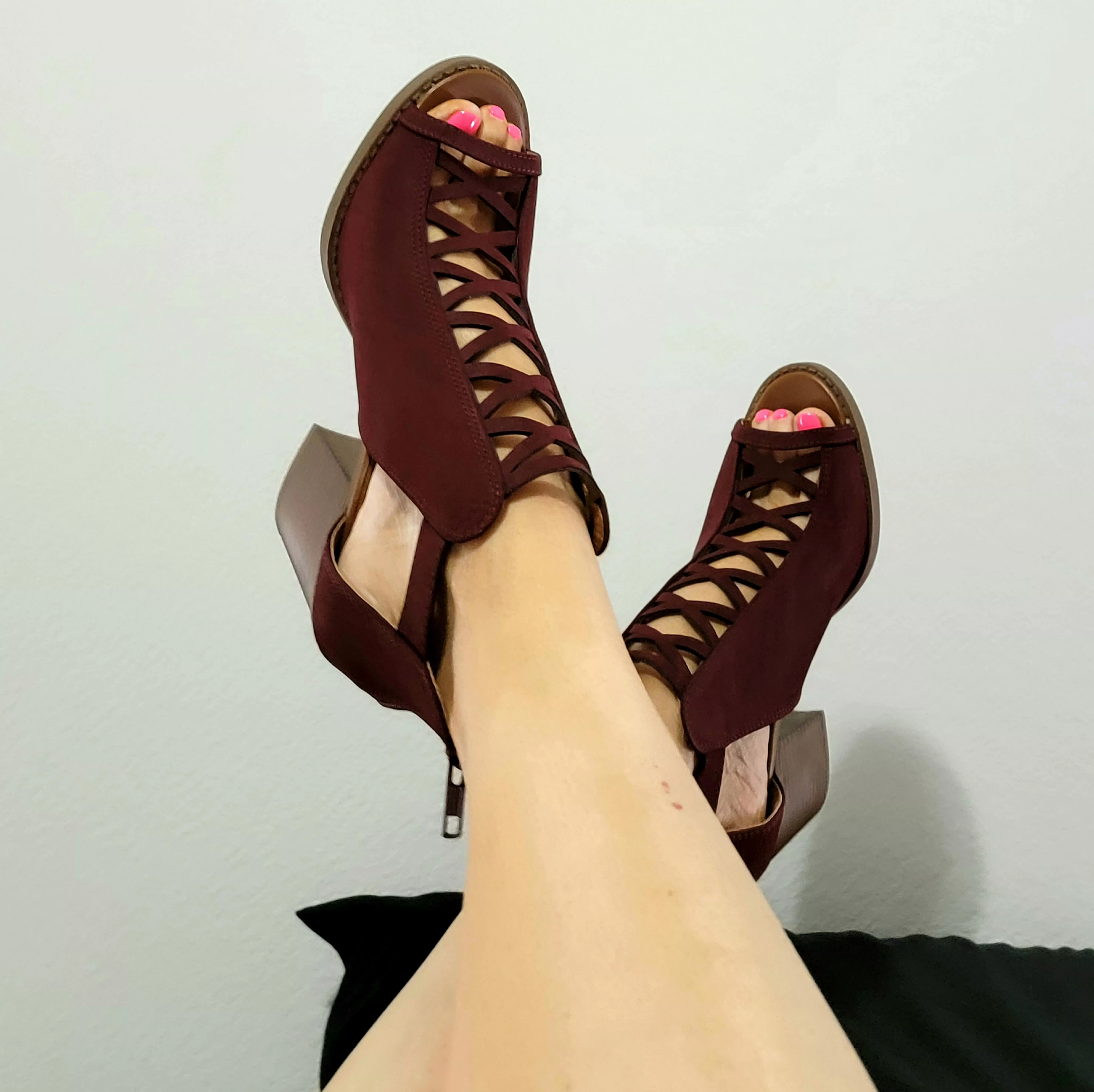 I love the way my toes standout in these heels.