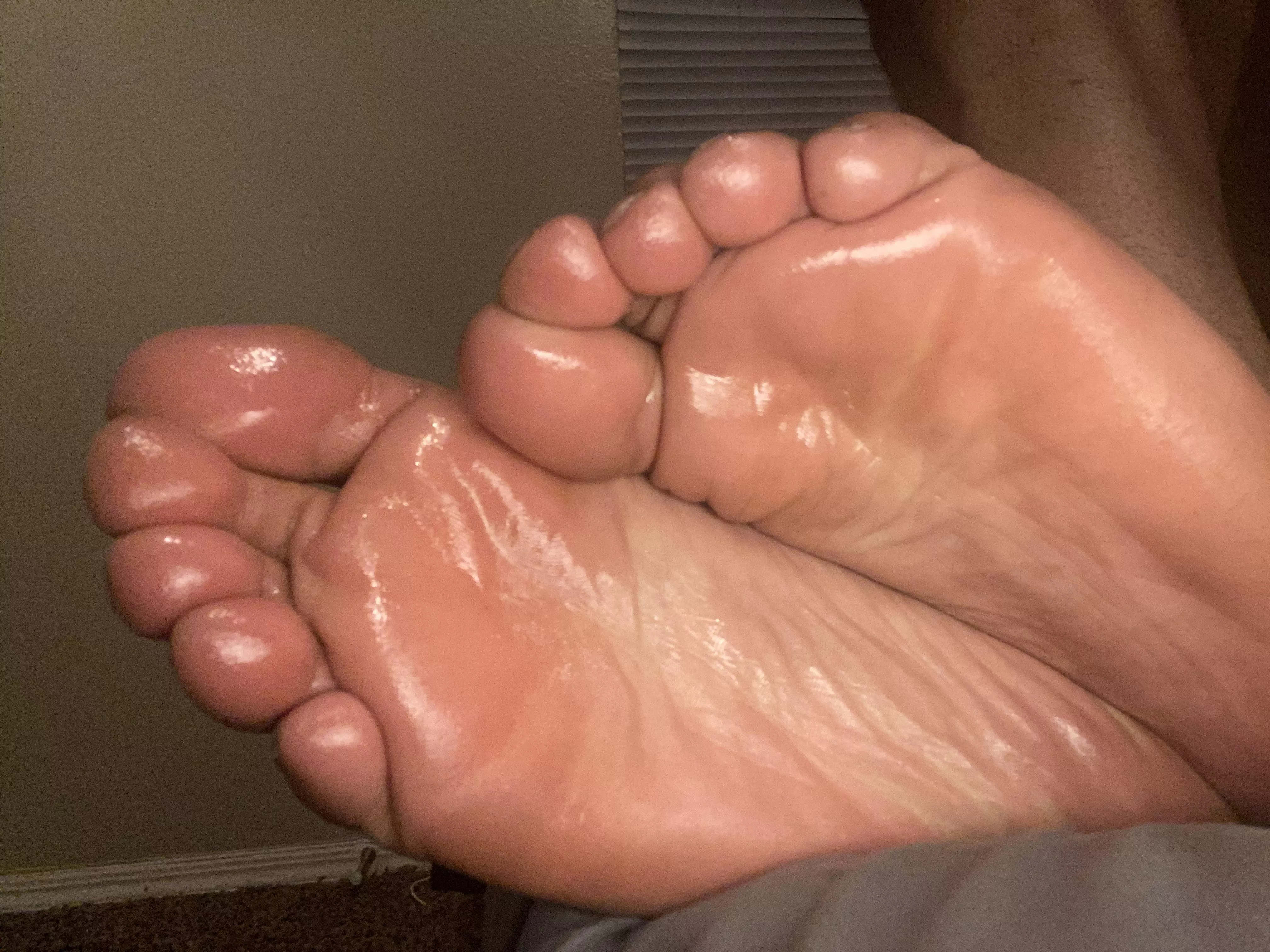 I need someone to cum on my soles please.