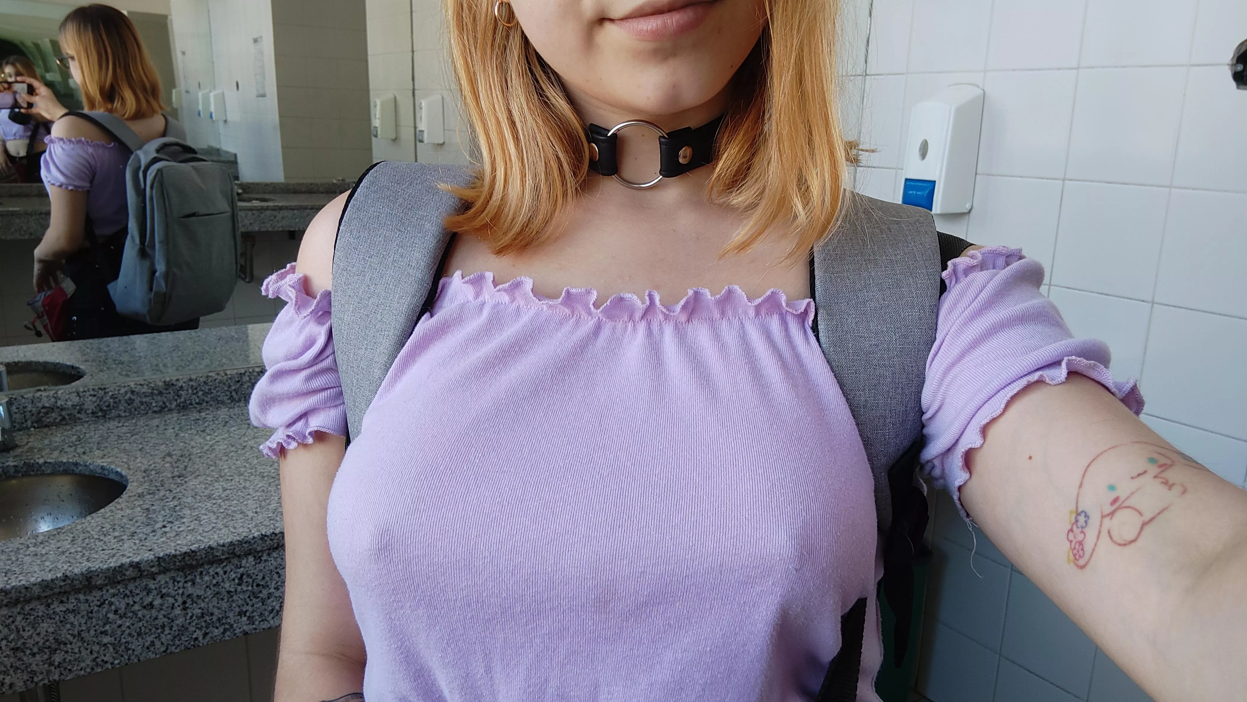 i never wear bra to college :3