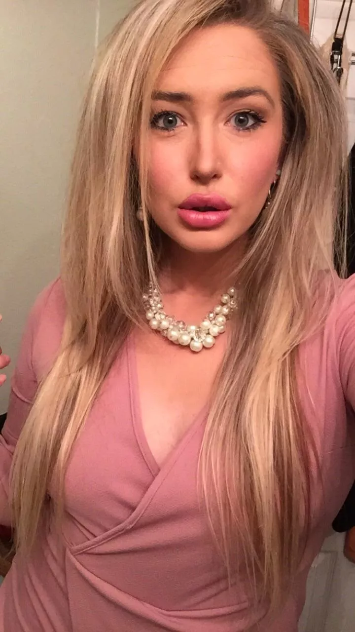 I think m rexlly satrting to perfect my blank bimbo stare! What do you think?