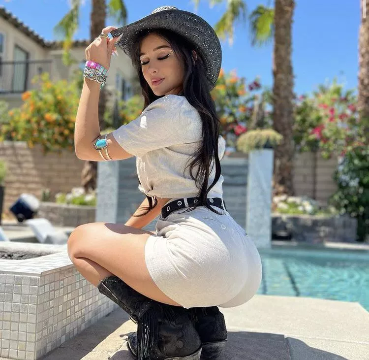 I wanna worship SSSniperwolfâ€™s ass with buds