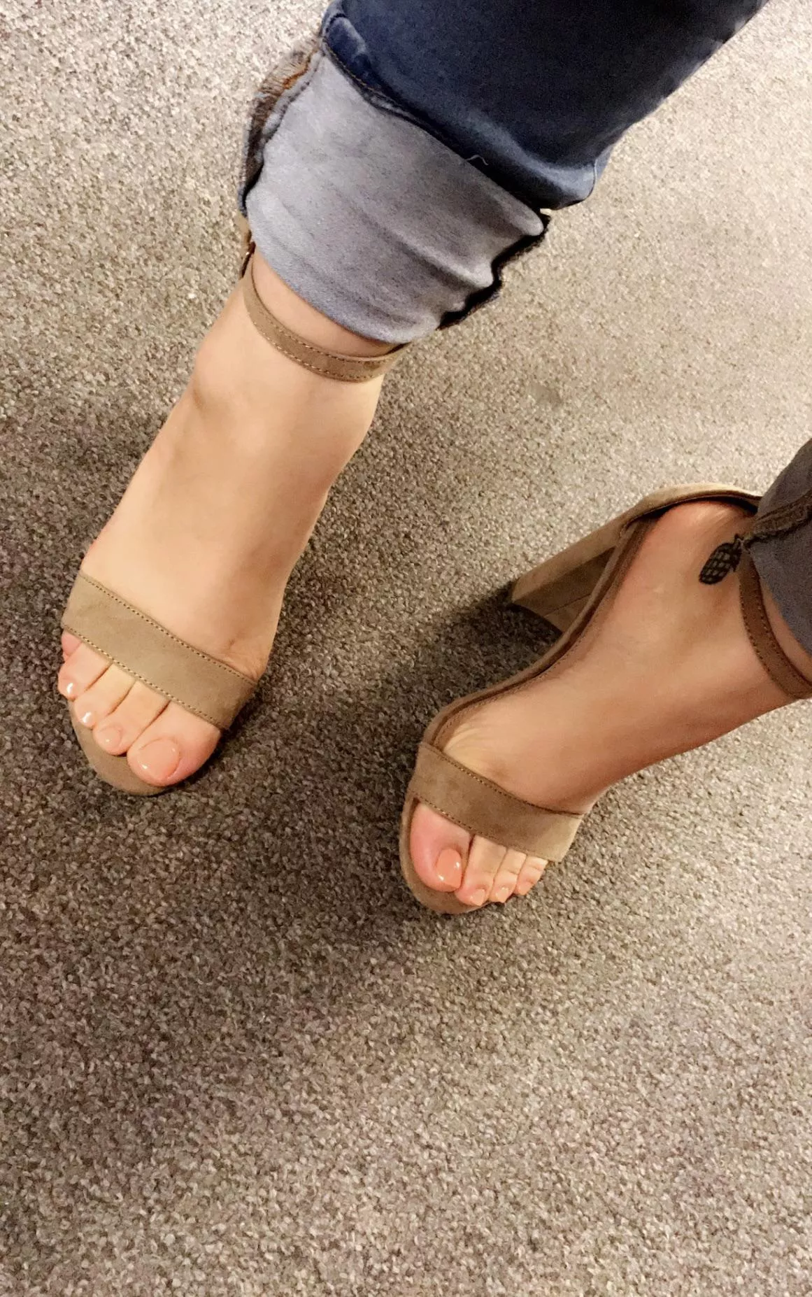 I want my toes licked and sucked ! Please me ?