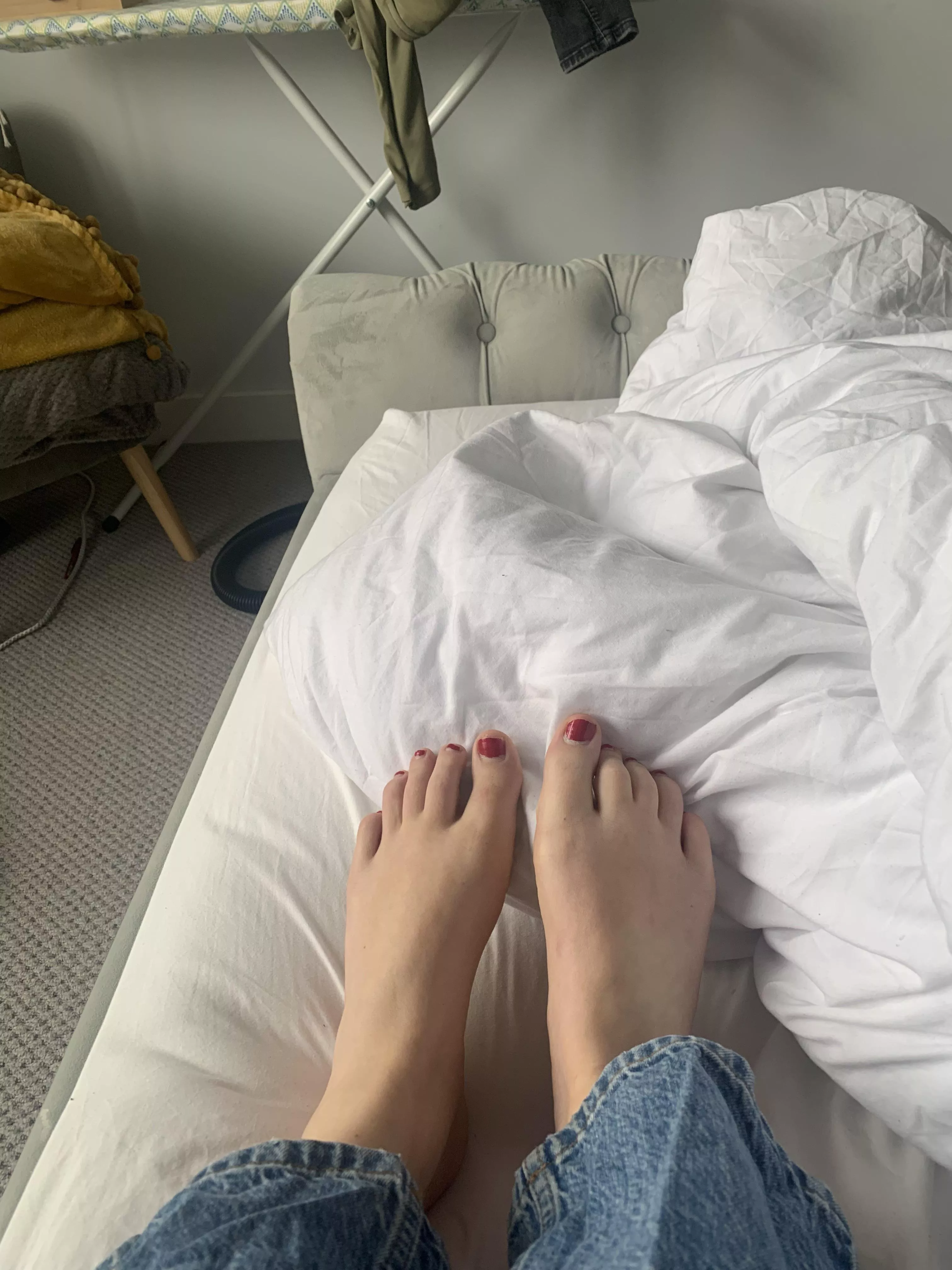 i want someone to suck these toes! dm mee :))