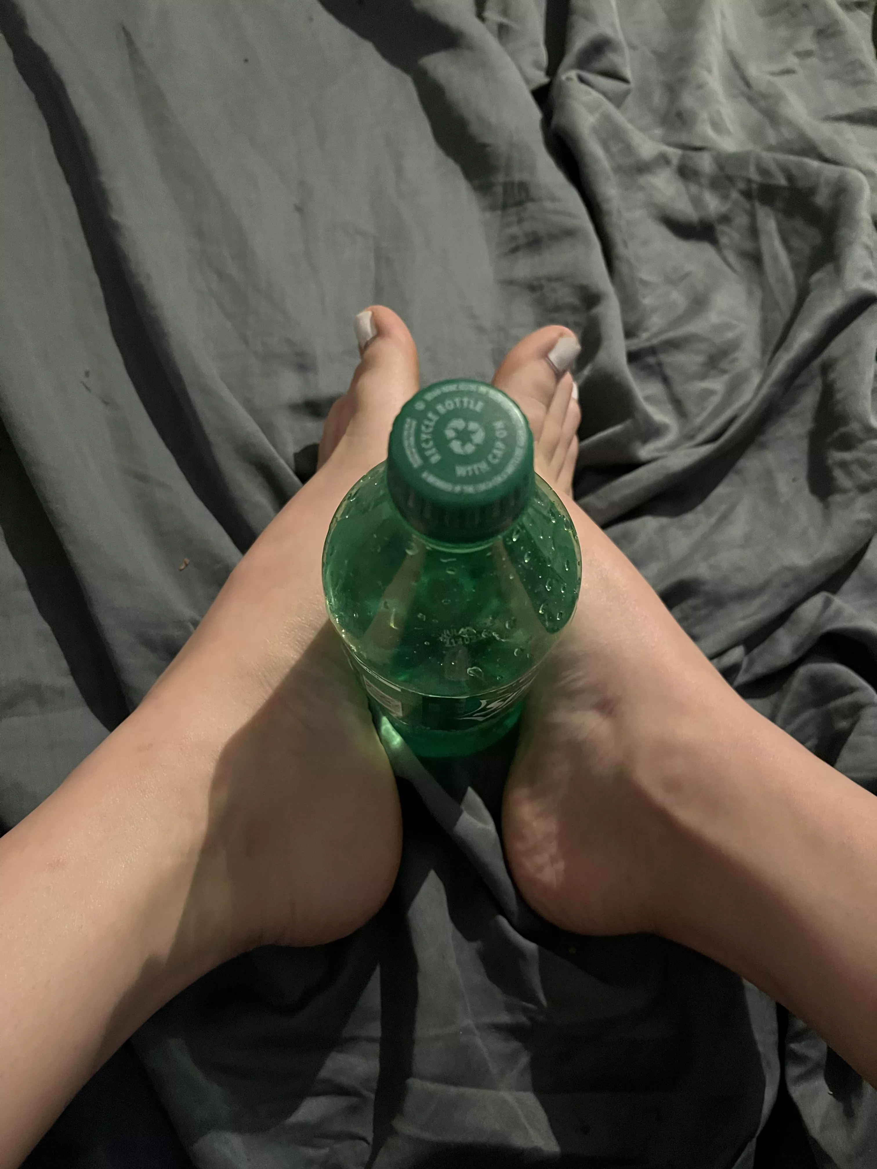 I wish this was your big cock between my feet 🥵