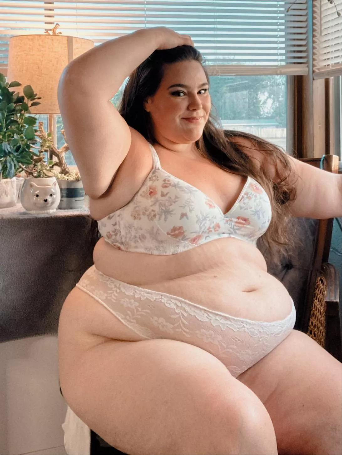 Idk why but white lingerie always looks so gorgeous â™¥ï¸ I look like a beautiful dessert ready to eat ðŸ§ðŸ§ðŸ§ what part would you taste first?