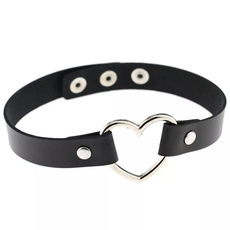 If a girl wears a choker like this is she implying that she is into bdsm? Am I over thinking and itâ€™s just a regular necklace lol?