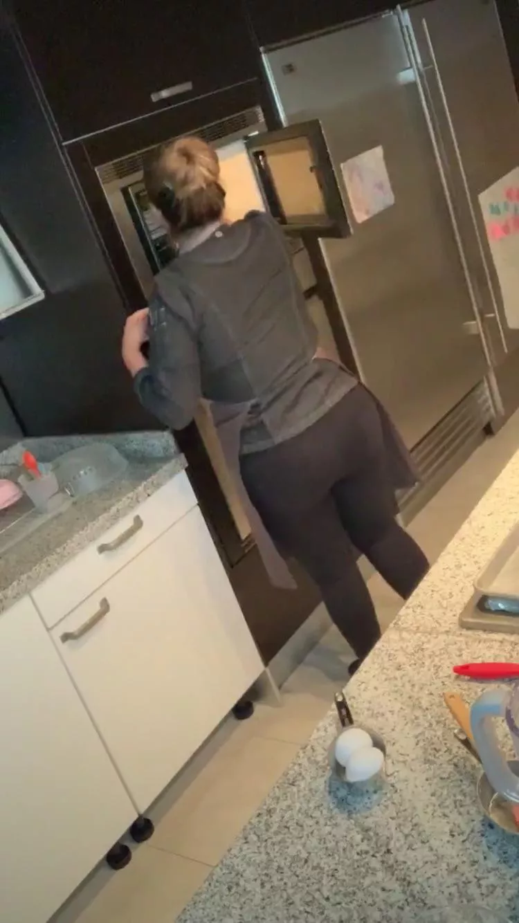 I’ll share ya sfw pics of my Latina moms ass if you tell me (in detail and fucked up) what is happening to her in the frat she is working in