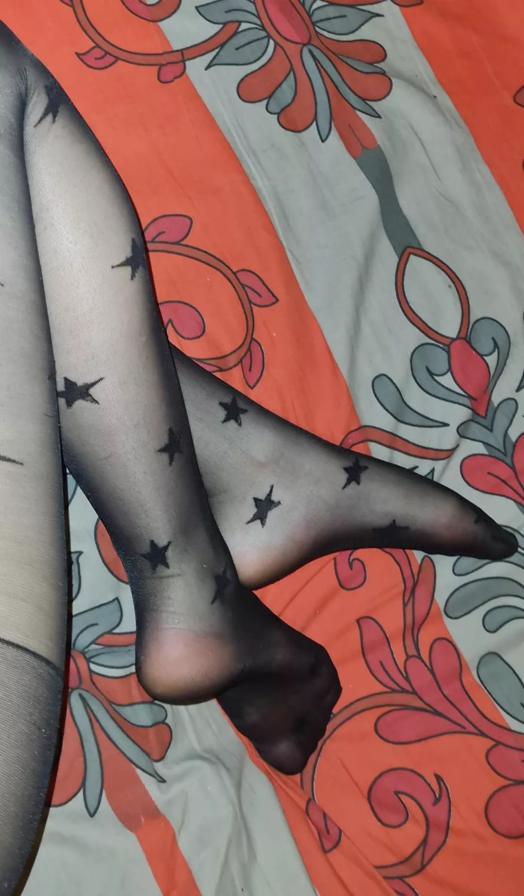 I'm in love with those star tights. What do you think? Wanna see more of me wearing them?