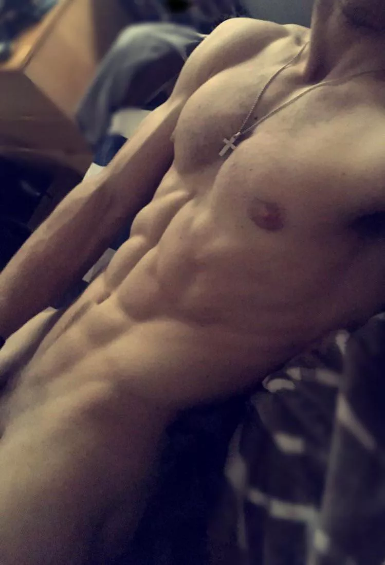 Imagine licking my cum off these abs 😏