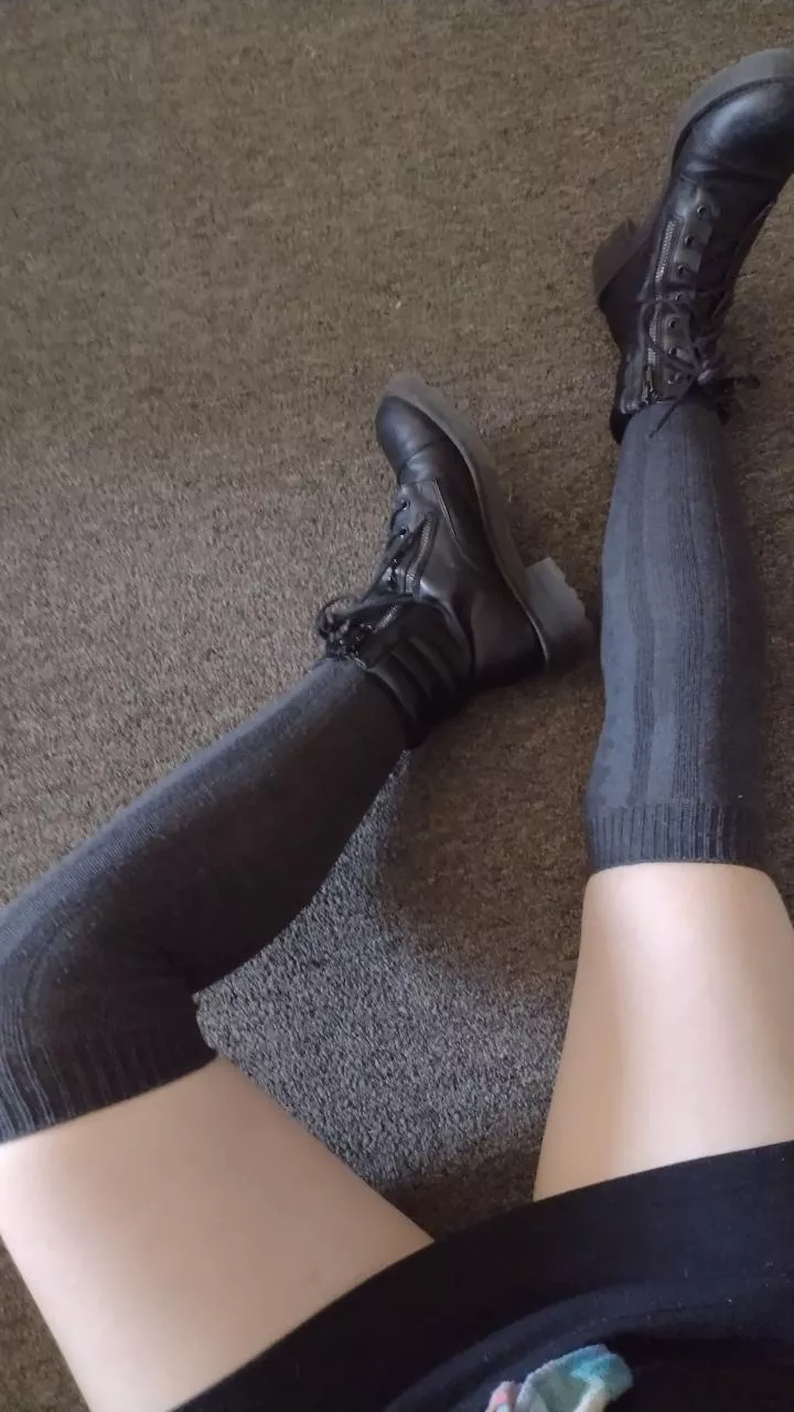 is it okay to wear gray socks with black boots?