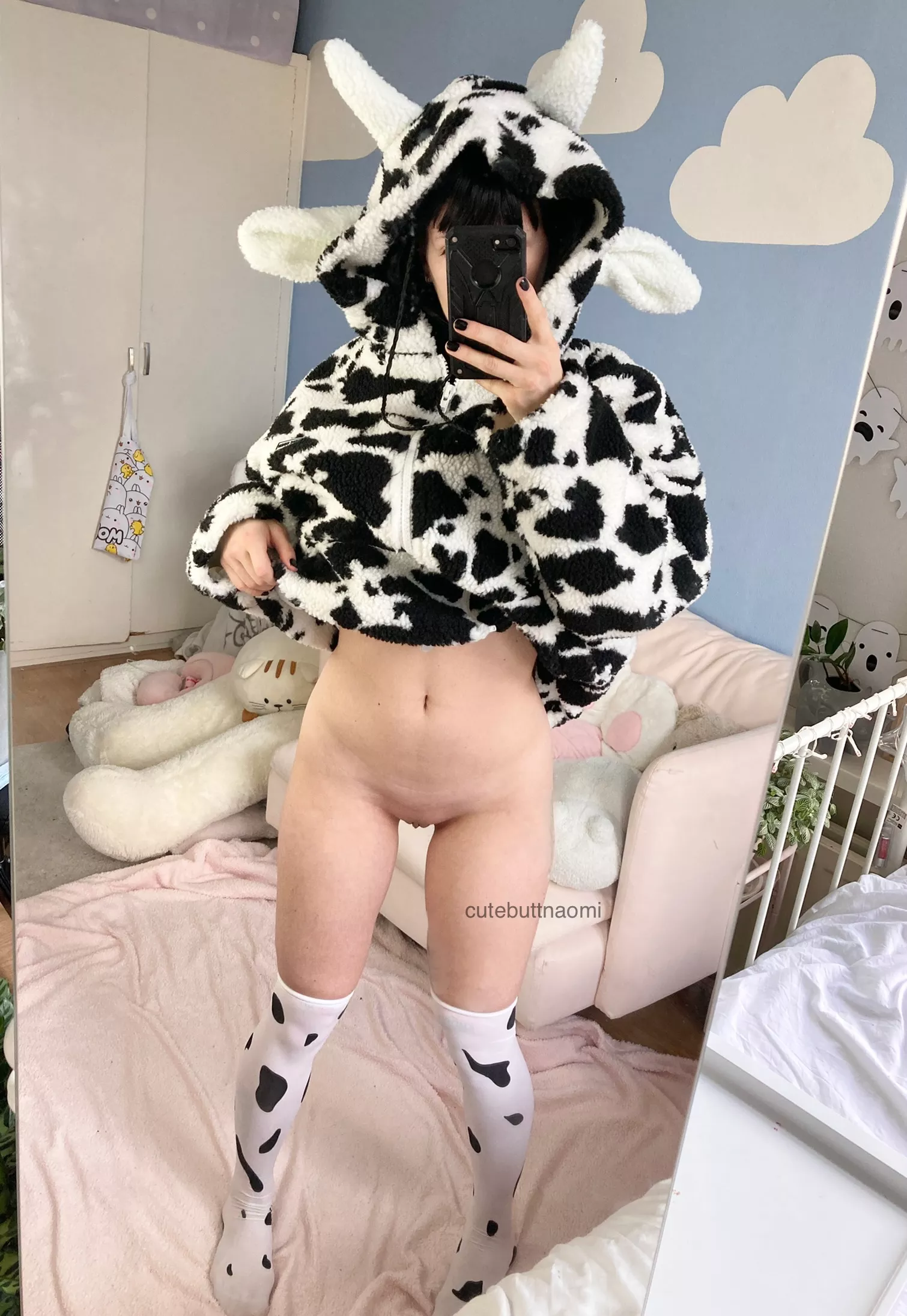 it would be nice to have someones head between my thighs when iâ€™m standing like this ðŸ®