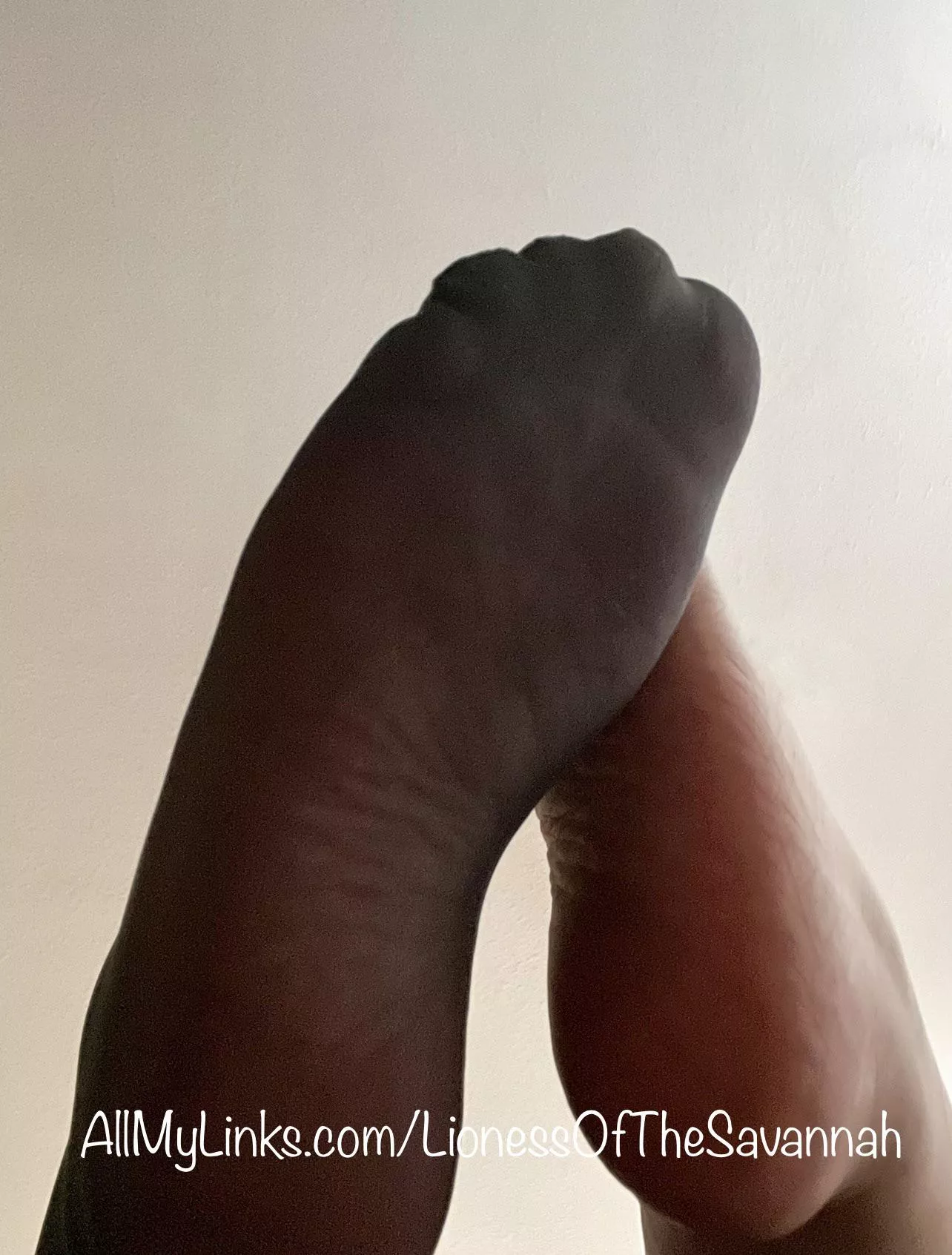 It’s Foot Fetish Friday! 😉😏 What’s your favorite thing about my feet?! 😋😜 (F)