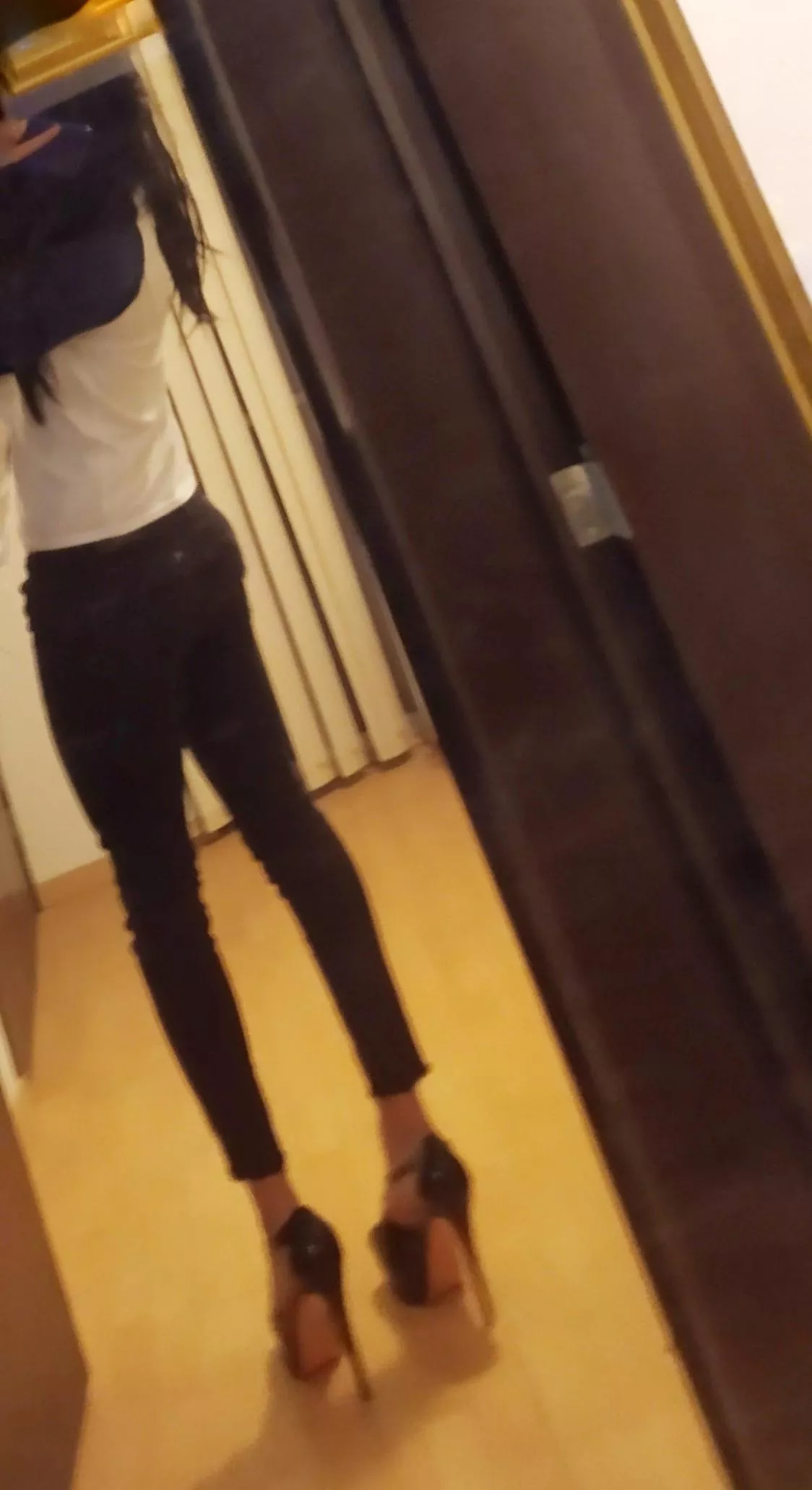 It's time to go 💕 (oc) skinny black jeans and black shoes can't go wrong 😘