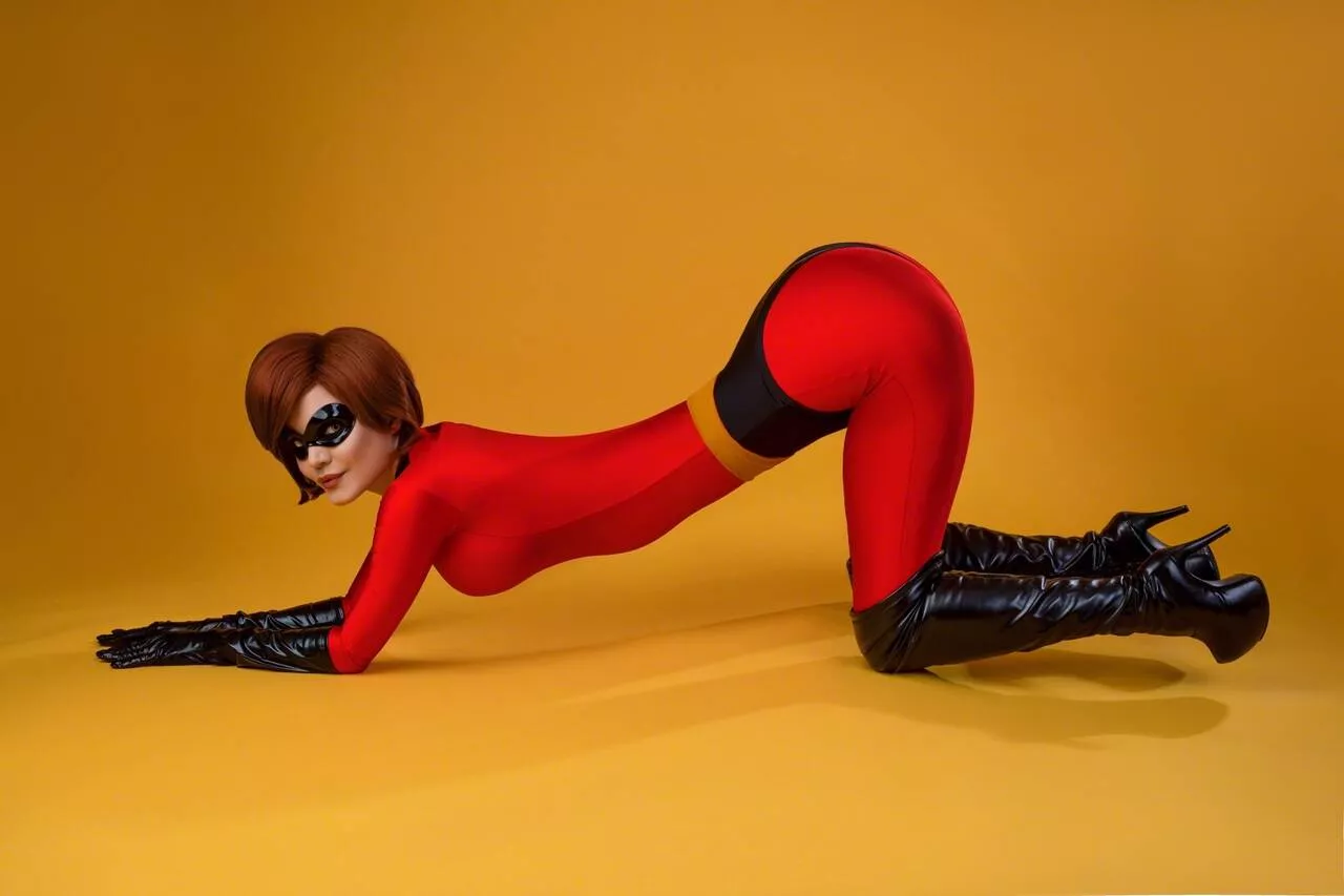 I've always wondered how sexy would Elastigirl look when bent down [Kalinka Fox]