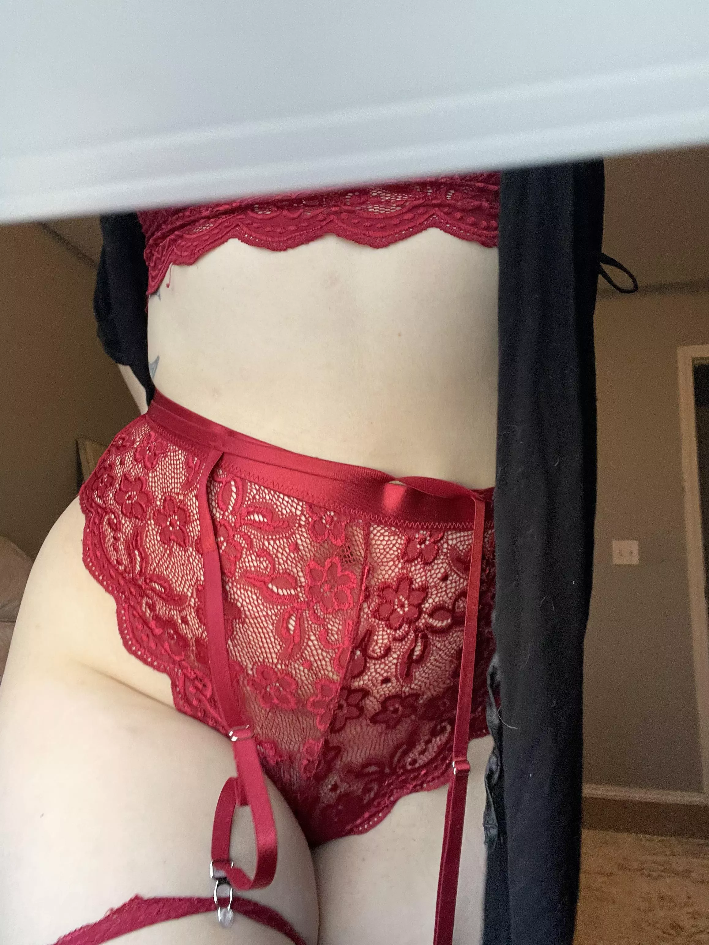 Iâ€™ve got the camera propped up on my open window. Really hope my backyard neighbor isnâ€™t working from home today ðŸ™ˆ [f]