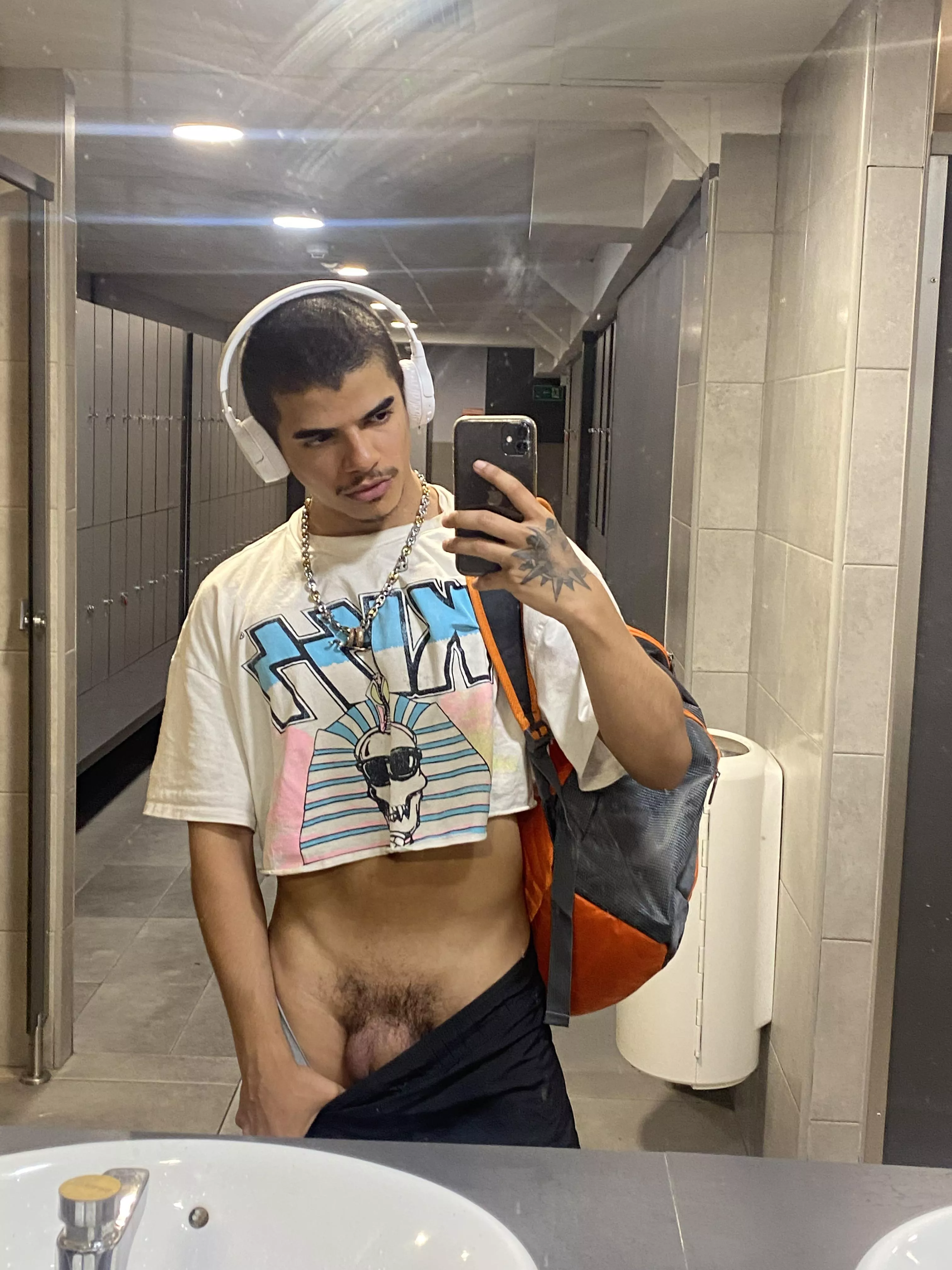 jerking off at gym toilettes😈wanna join?🔥check below👀