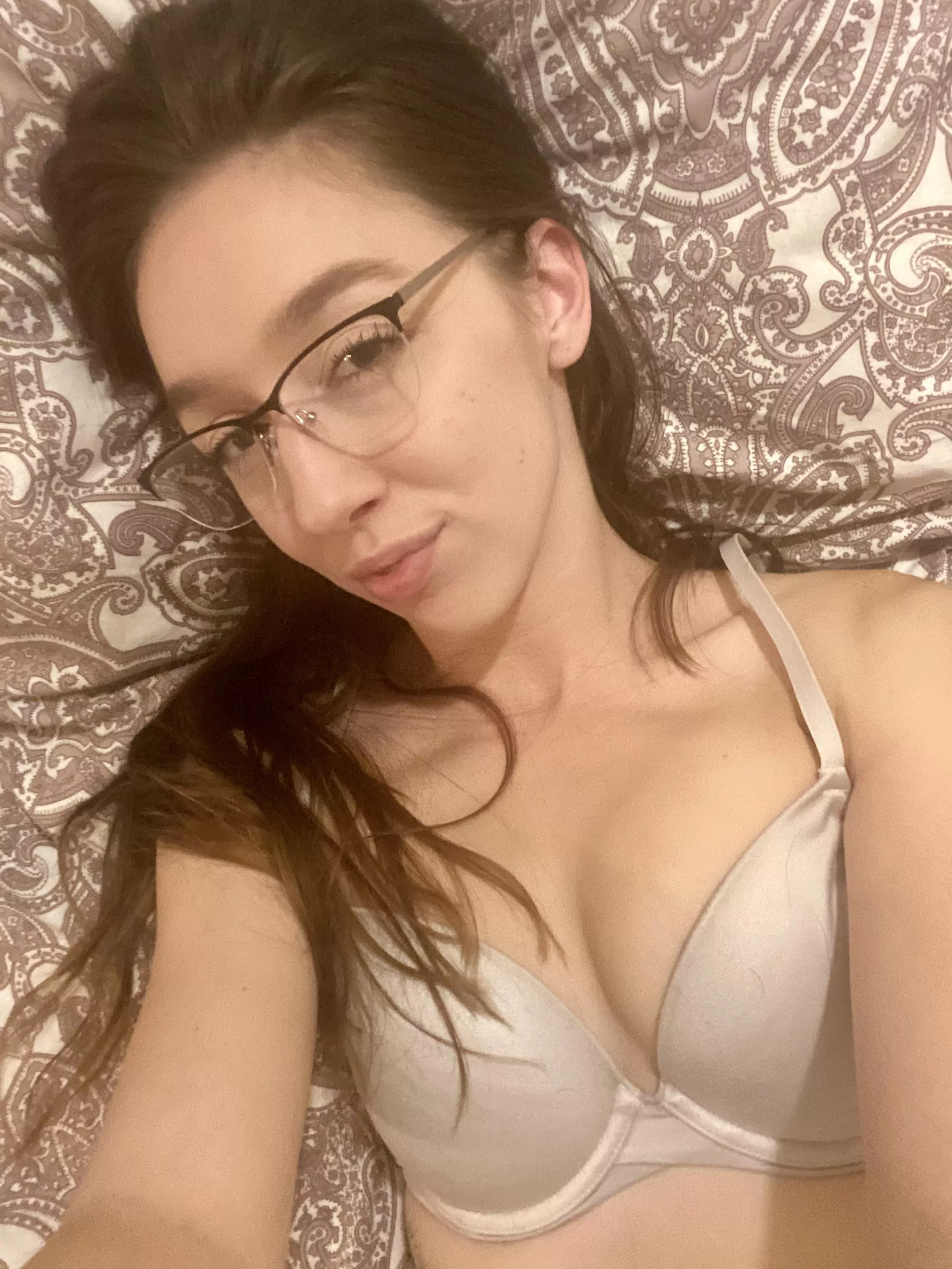 Just a cute lil blind gal chillaxin in bed 🥰