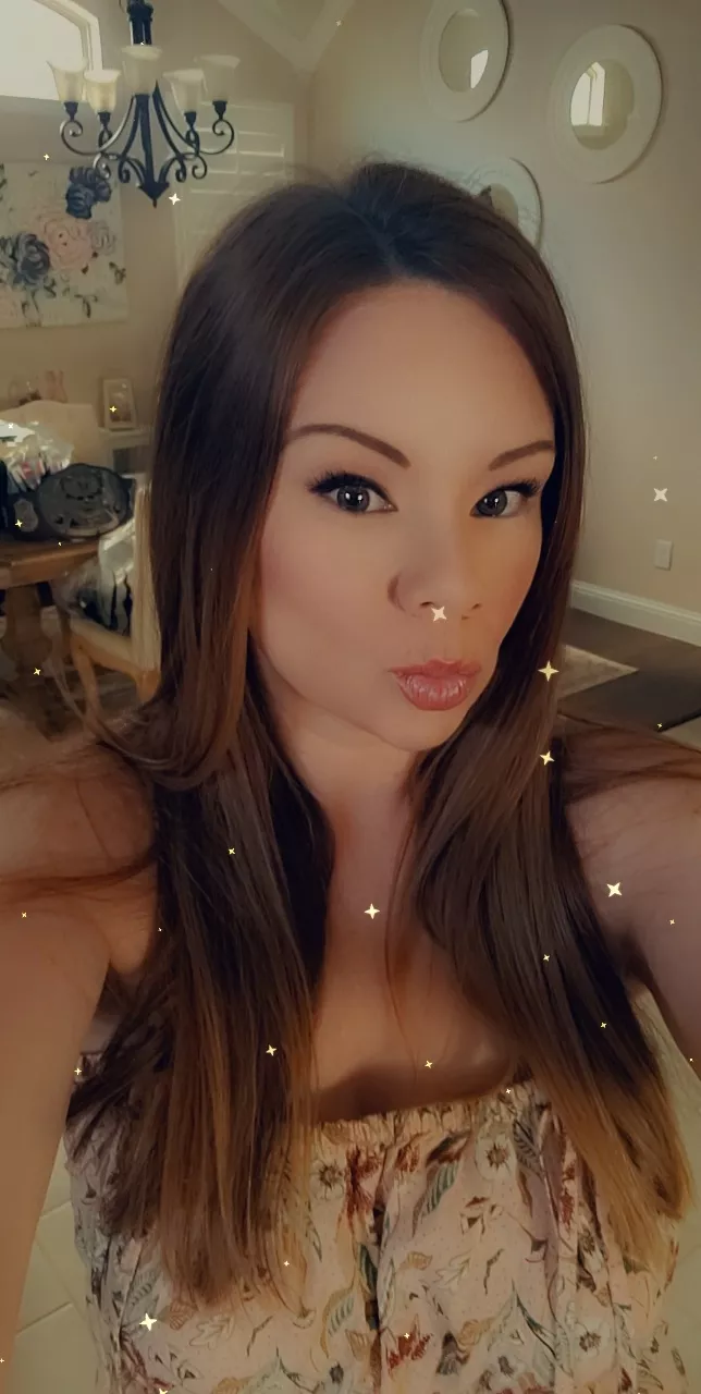 Just a MILF needing a little spoiling... Who wants to play? Link in Comments