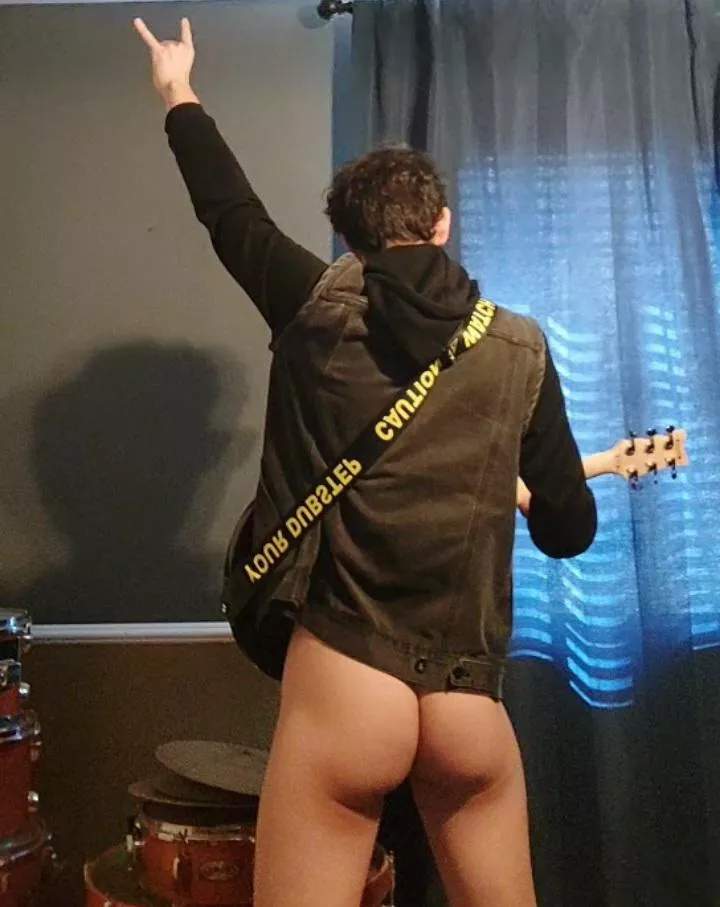 Just a nude guitarist ðŸŽ¸ðŸ‘