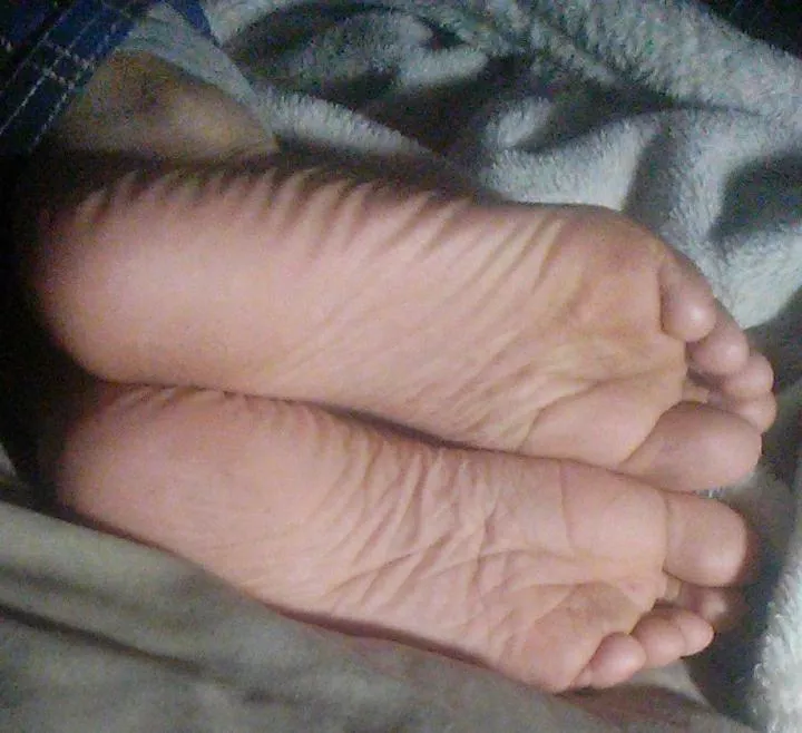 Just a pair of tired vulnerable feet, I hope no one comes and uses them~