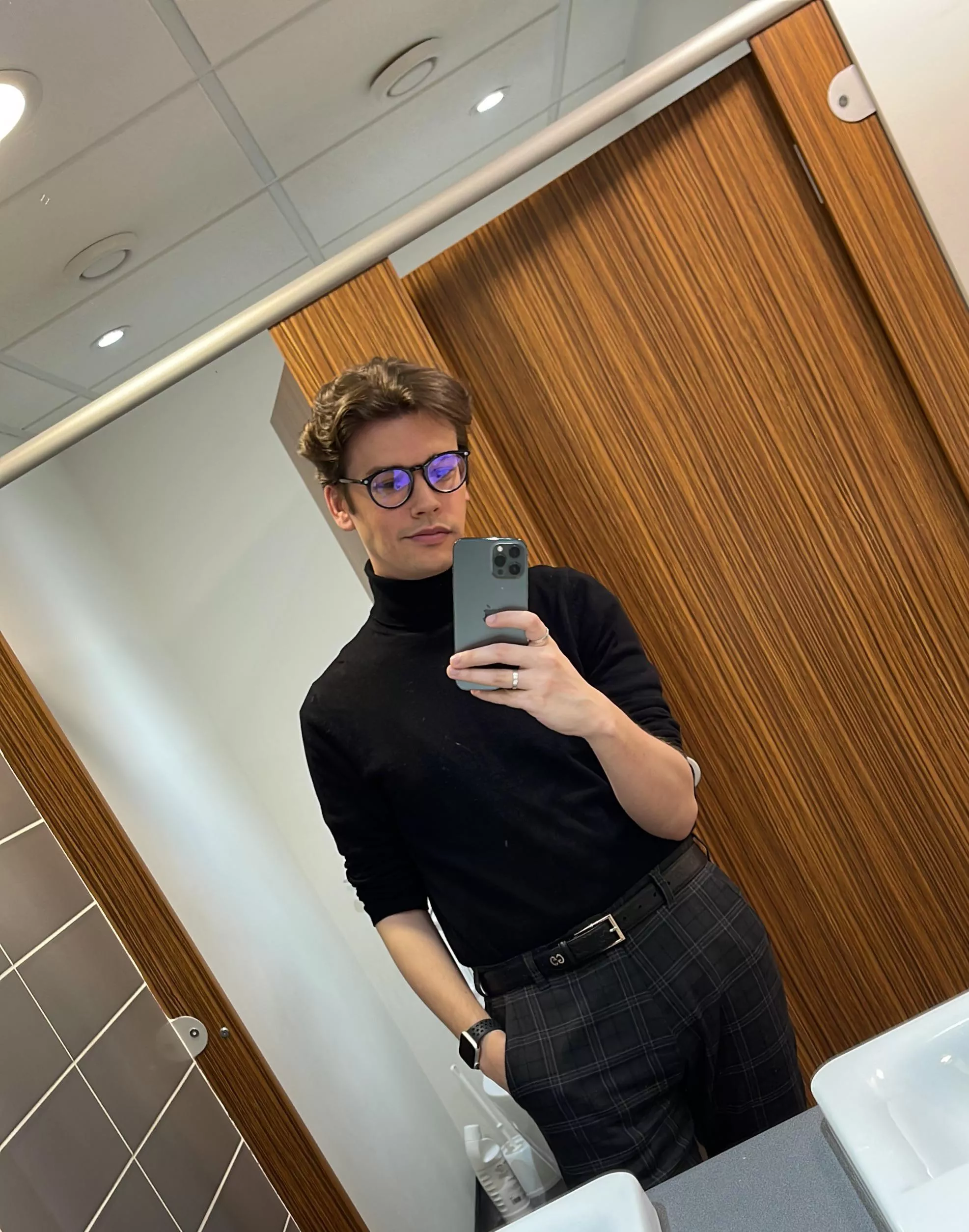 Just another Gay in the office 🏳️‍🌈😁